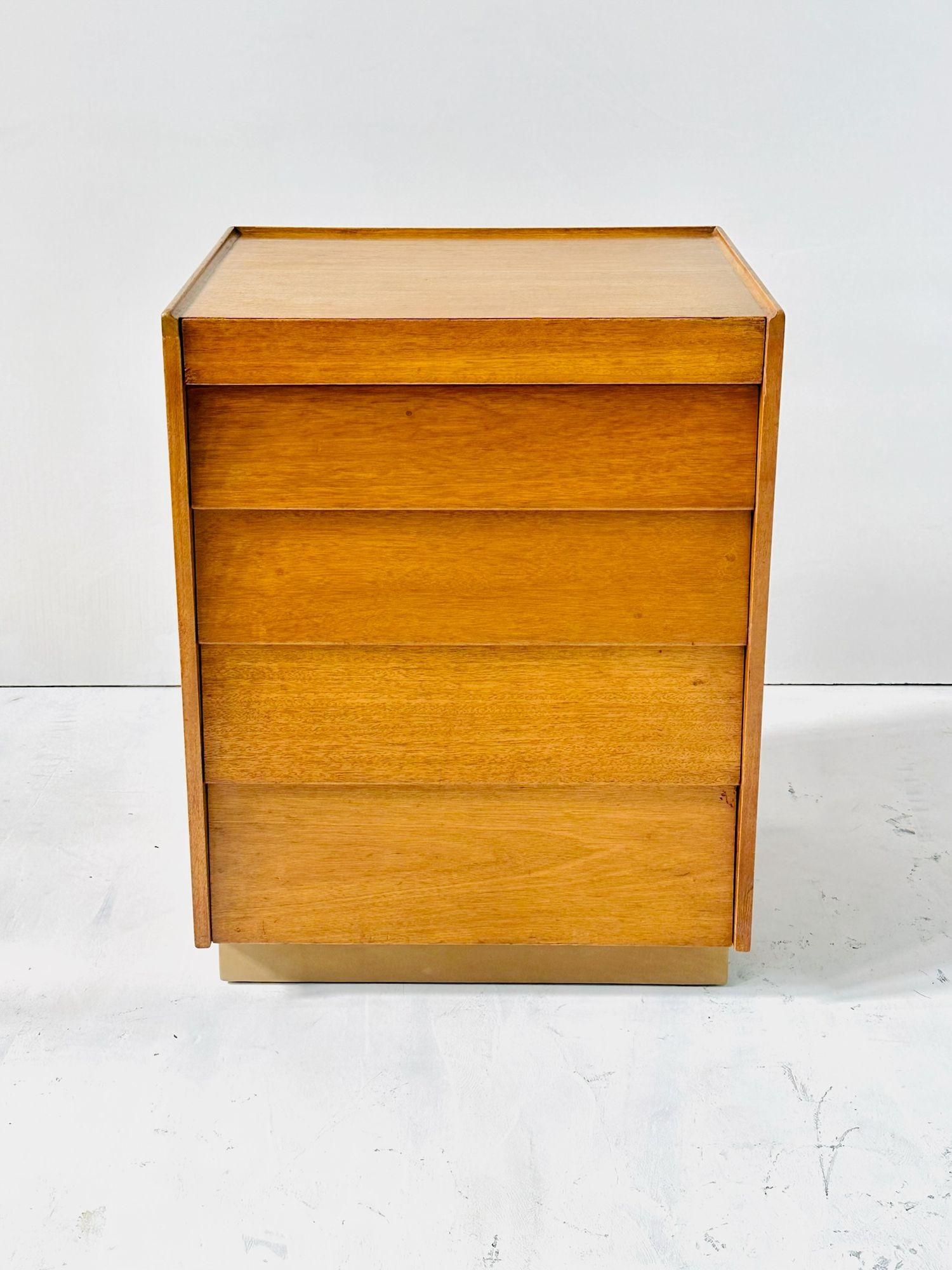 Edward Wormley für Dunbar Nachttisch, 1960er Jahre.  Großartiger Originalzustand mit 4 Schubladen mit Hebelmechanik, samtgefütterter Schmuckunterteilung in der obersten Schublade und lederumwickeltem Boden.
Maße 28,75