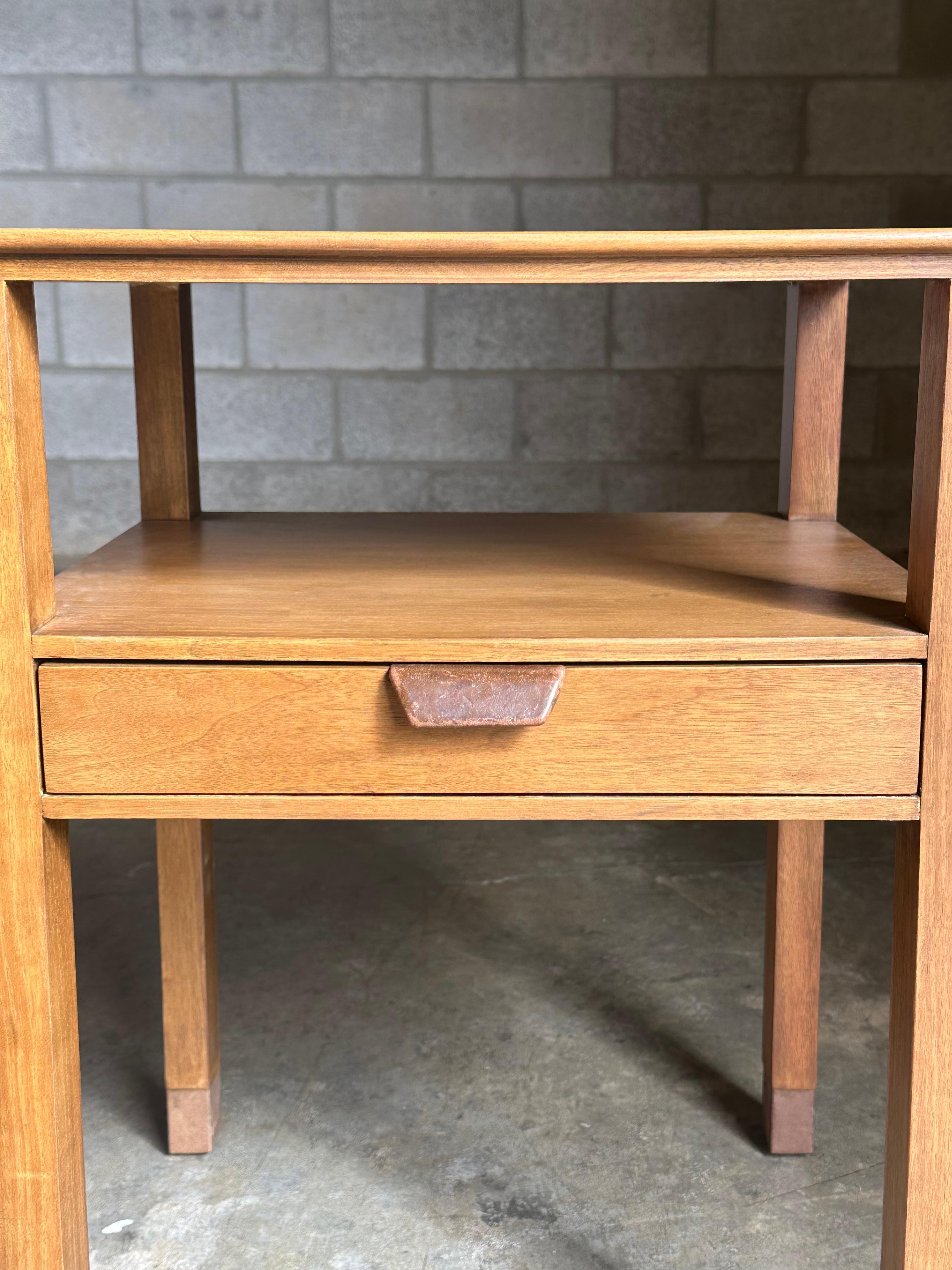 Edward Wormley for Dunbar Nightstands, Walnut and Leather en vente 3