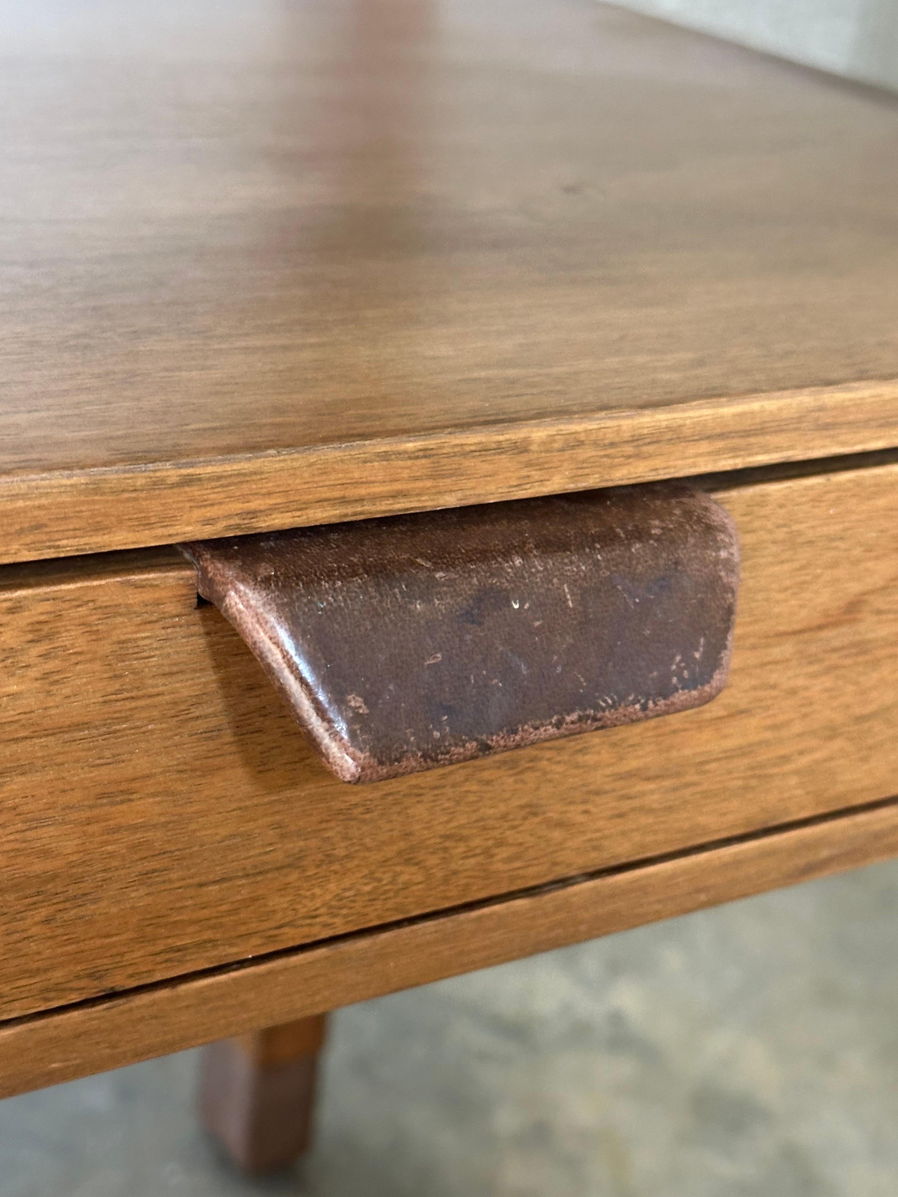 Edward Wormley for Dunbar Nightstands, Walnut and Leather en vente 4