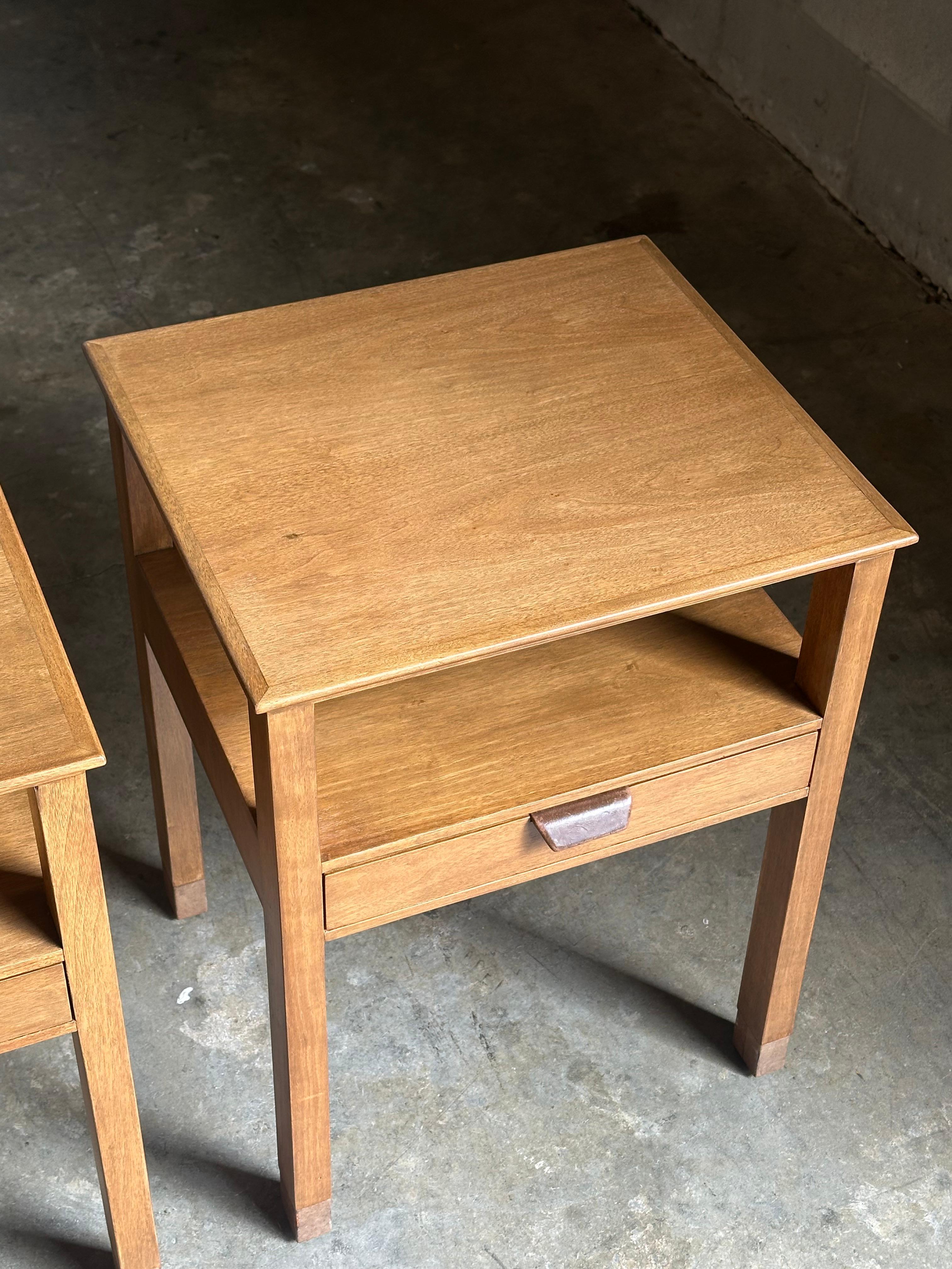Edward Wormley for Dunbar Nightstands, Walnut and Leather en vente 7