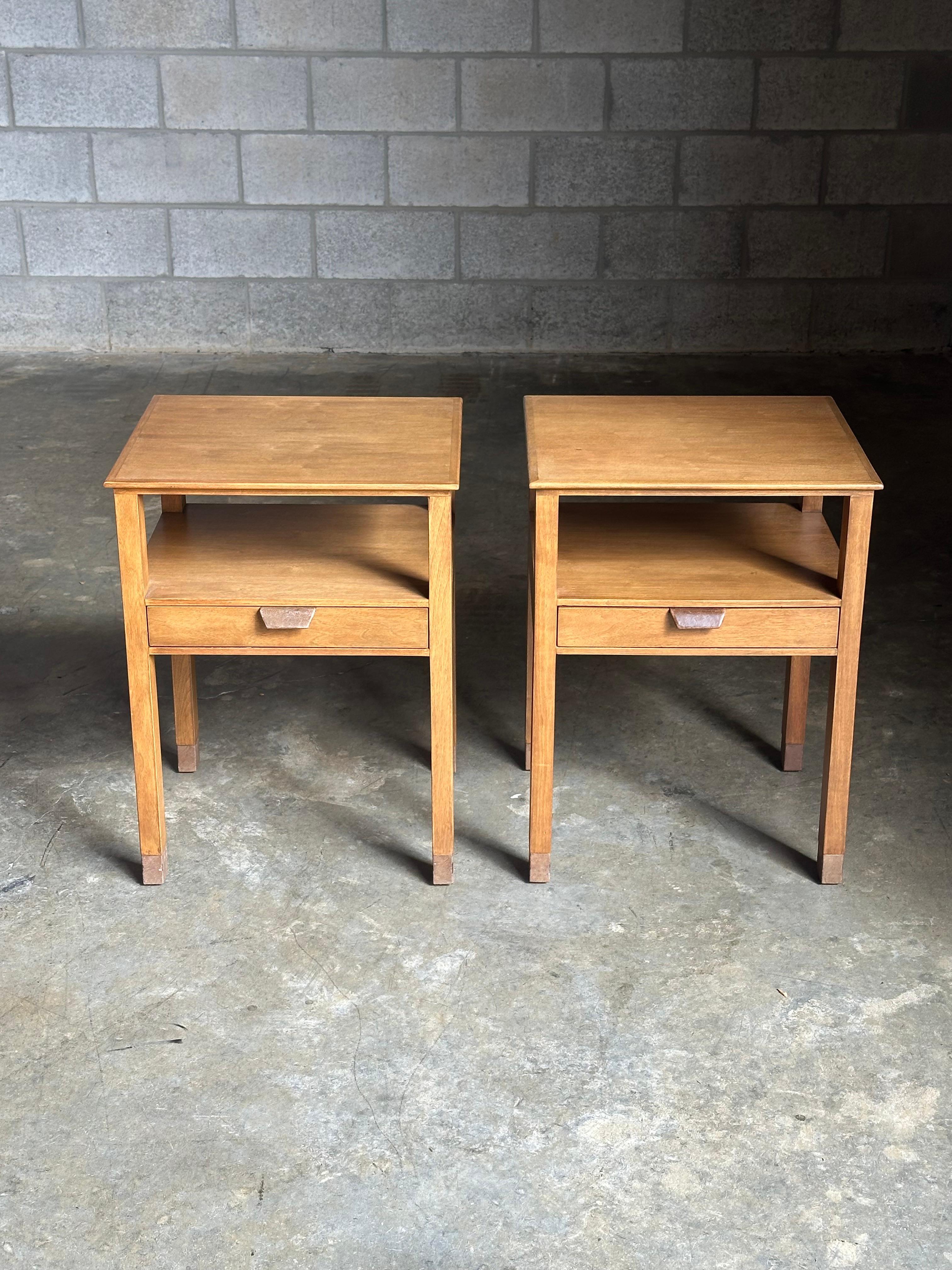 Mid-Century Modern Edward Wormley for Dunbar Nightstands, Walnut and Leather en vente