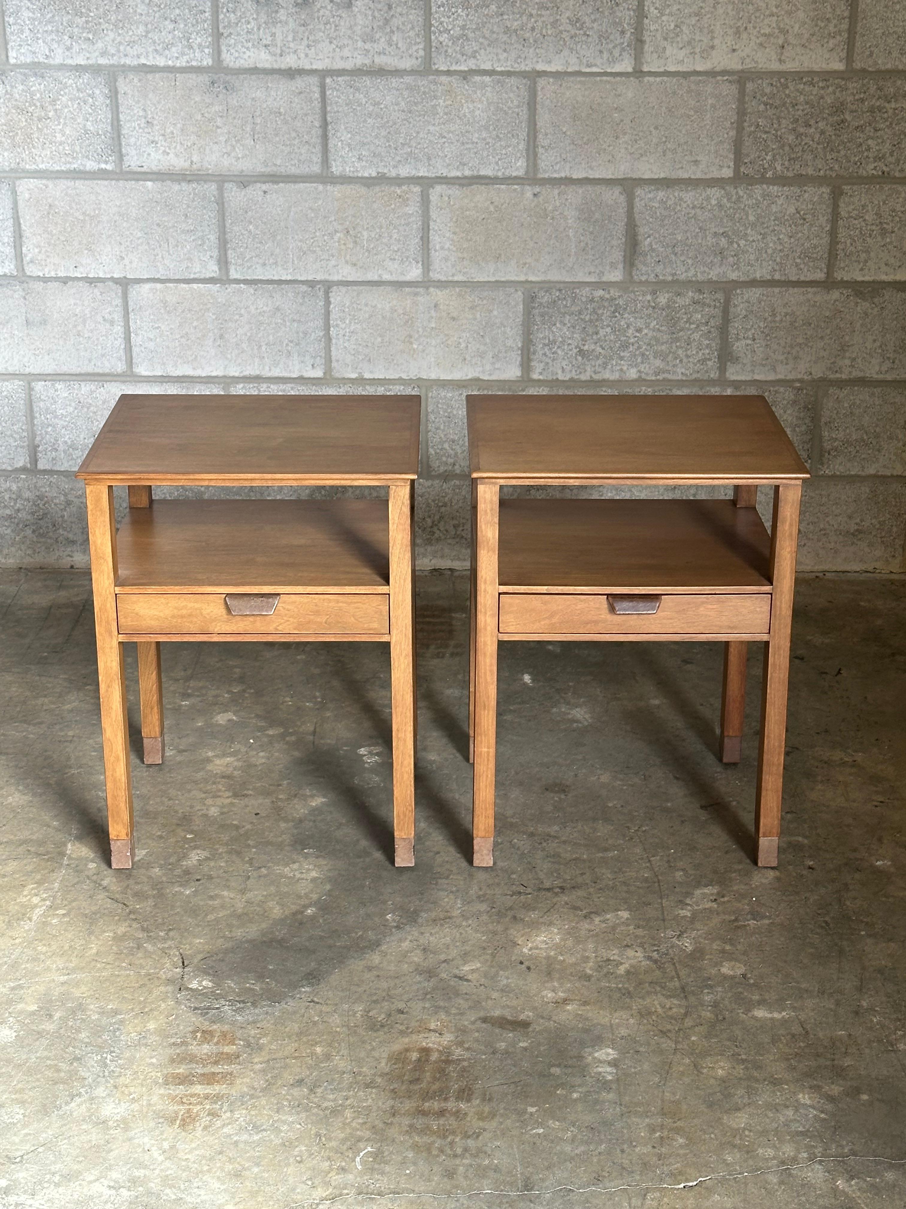 Noyer Edward Wormley for Dunbar Nightstands, Walnut and Leather en vente