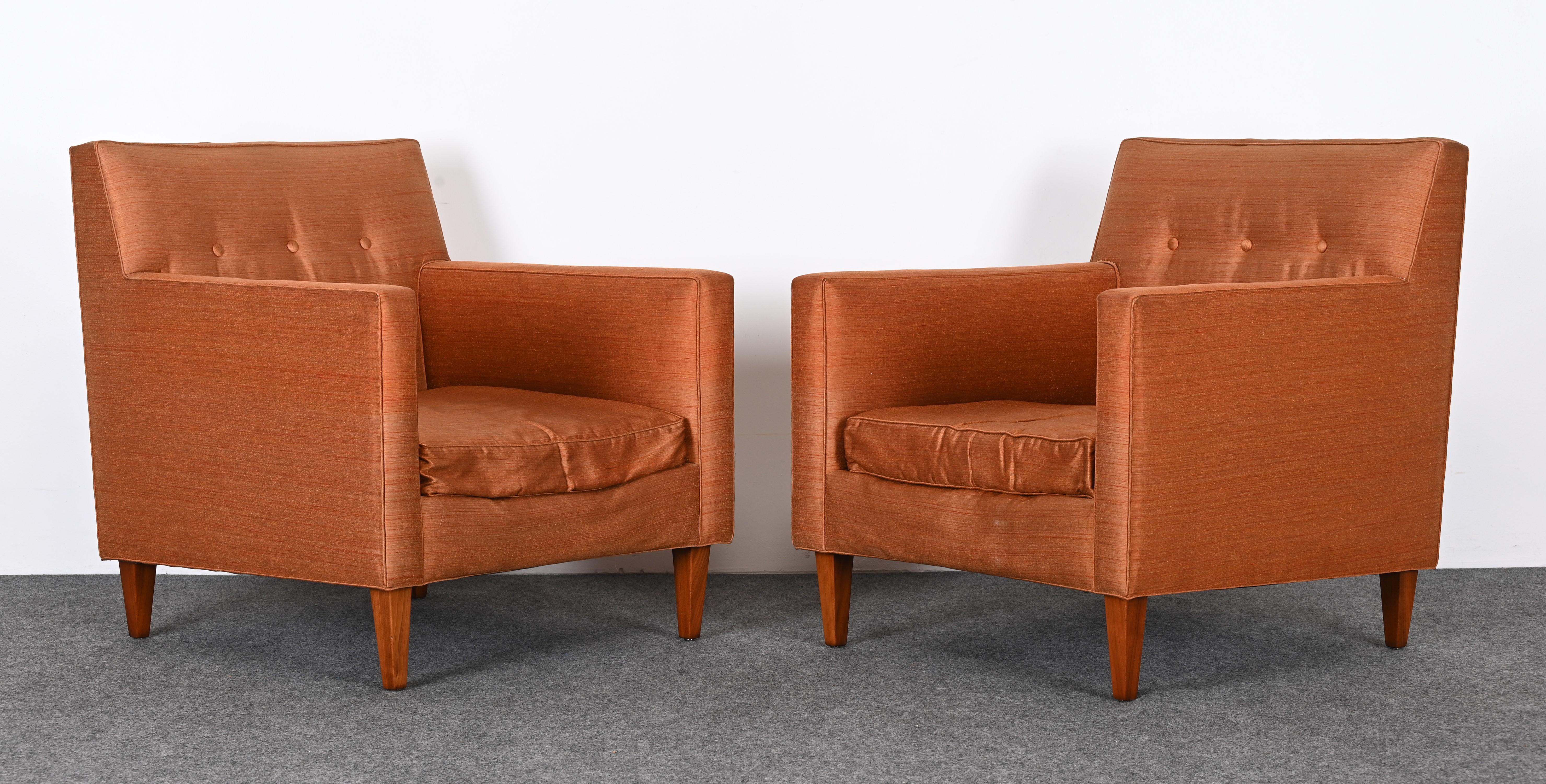 Une paire classique de fauteuils Edward Wormley pour Dunbar. Edward Wormley a toujours considéré les meubles comme l'expression d'une personnalité et comme un concept jumelé aux détails de l'architecture et de la grandeur. Ces chaises longues des