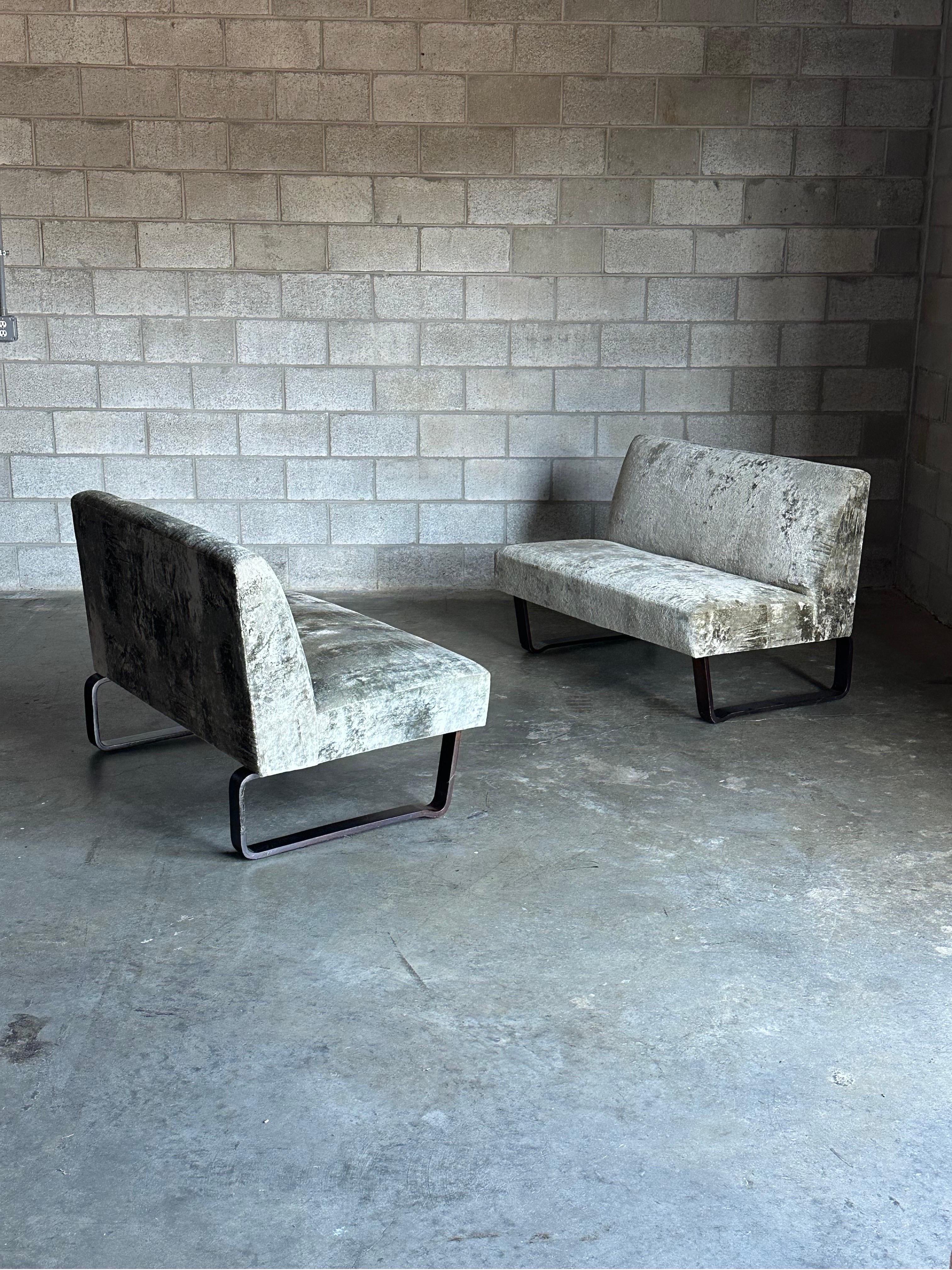 Seltenes Sofapaar, entworfen von Edward Wormley für Dunbar Furniture. Die Sofas haben ein armloses Profil mit zwei schlittenartigen Beinen aus Mahagoni. Gelegentlich werden sie als Sofas angeboten, aber ein zusammengehöriges Paar Sofas ist eher