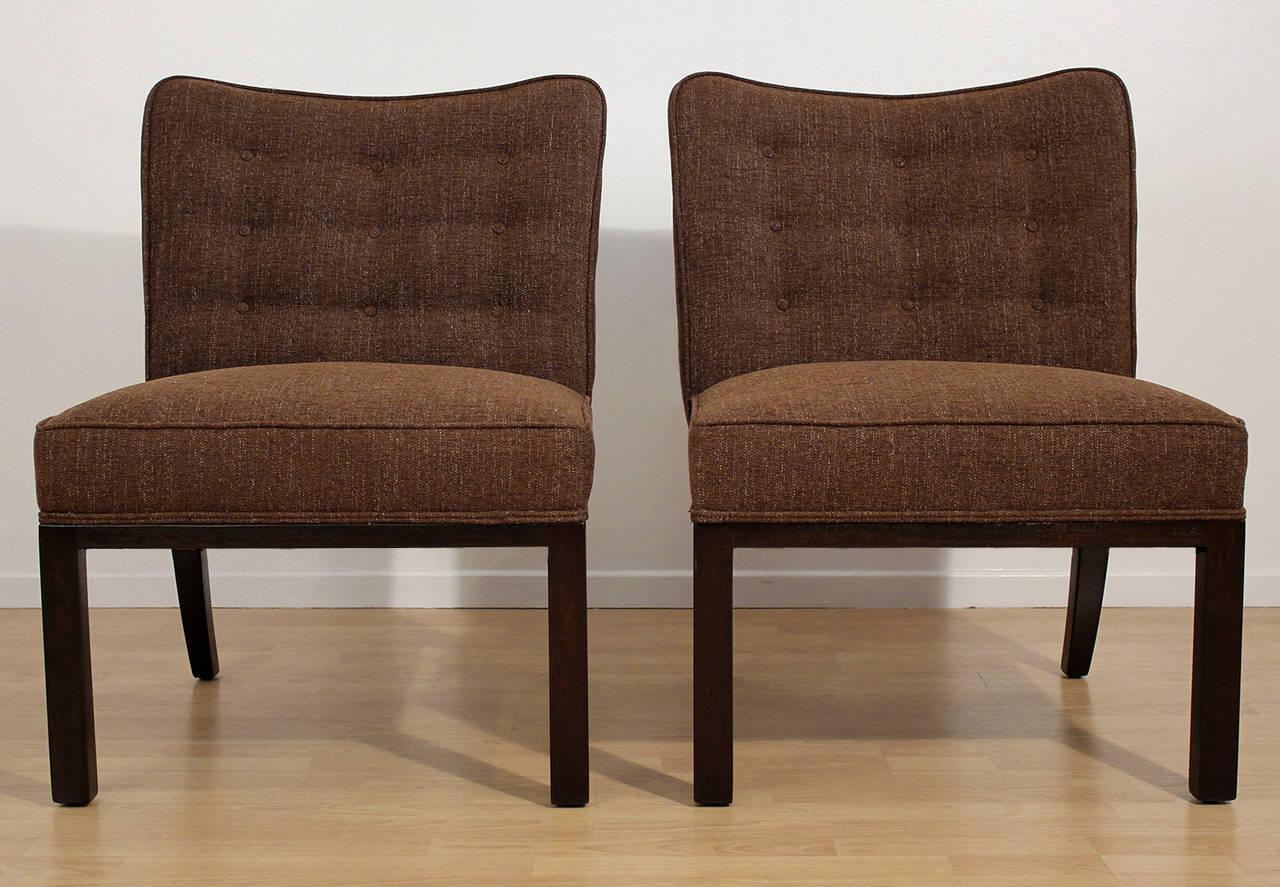 Paire de chaises latérales rembourrées par Edward Wormley pour Dunbar. Tissu légèrement texturé brun moyen et base en bois laqué brun foncé. Les chaises ont été entièrement refaites. Merveilleuse conception et forme.