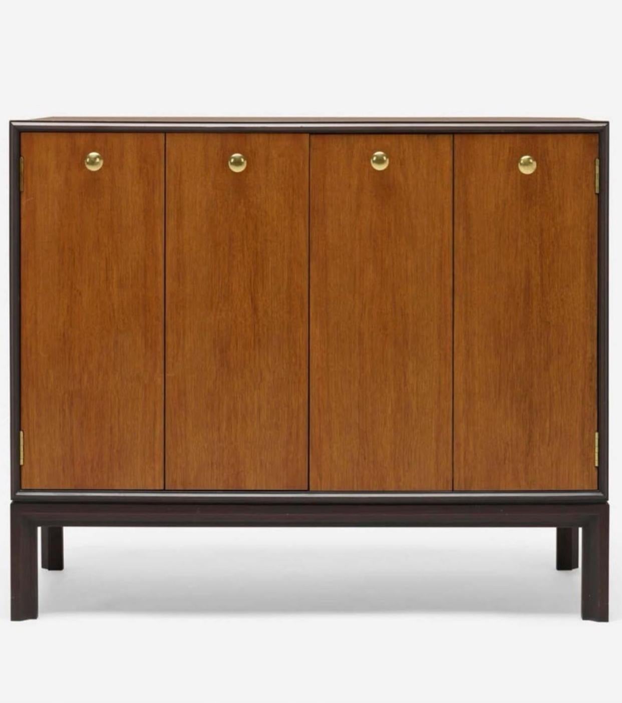 Petite desserte classique conçue par Edward Wormley et commercialisée par Dunbar. La période passée par Wormley à Dunbar a été prolifique et novatrice. Alors que le reste du monde du design s'imprégnait des vibrations françaises et anglaises,
