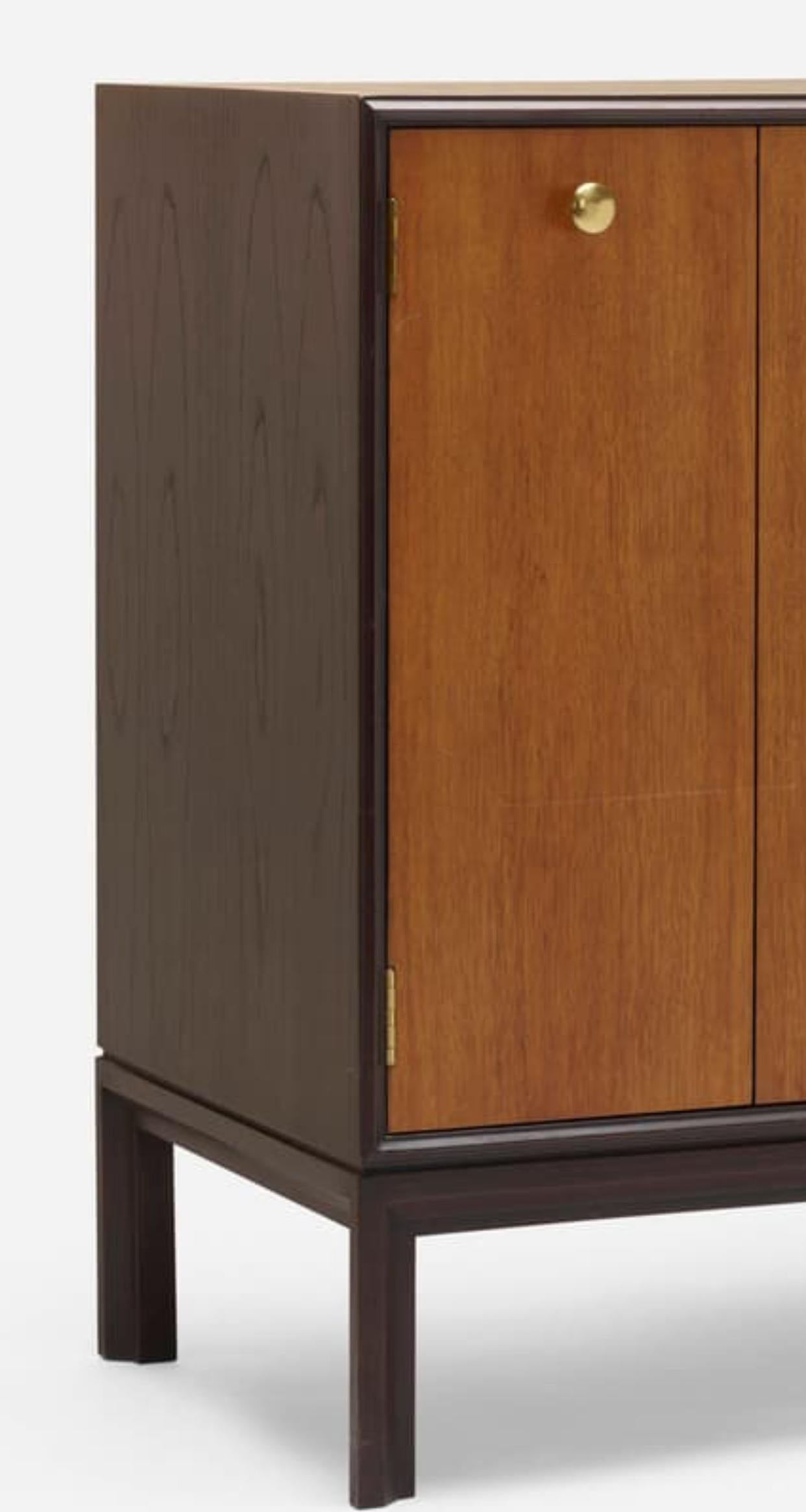 Mid-Century Modern Petit serveur de porte bifold Edward Wormley pour Dunbar. en vente