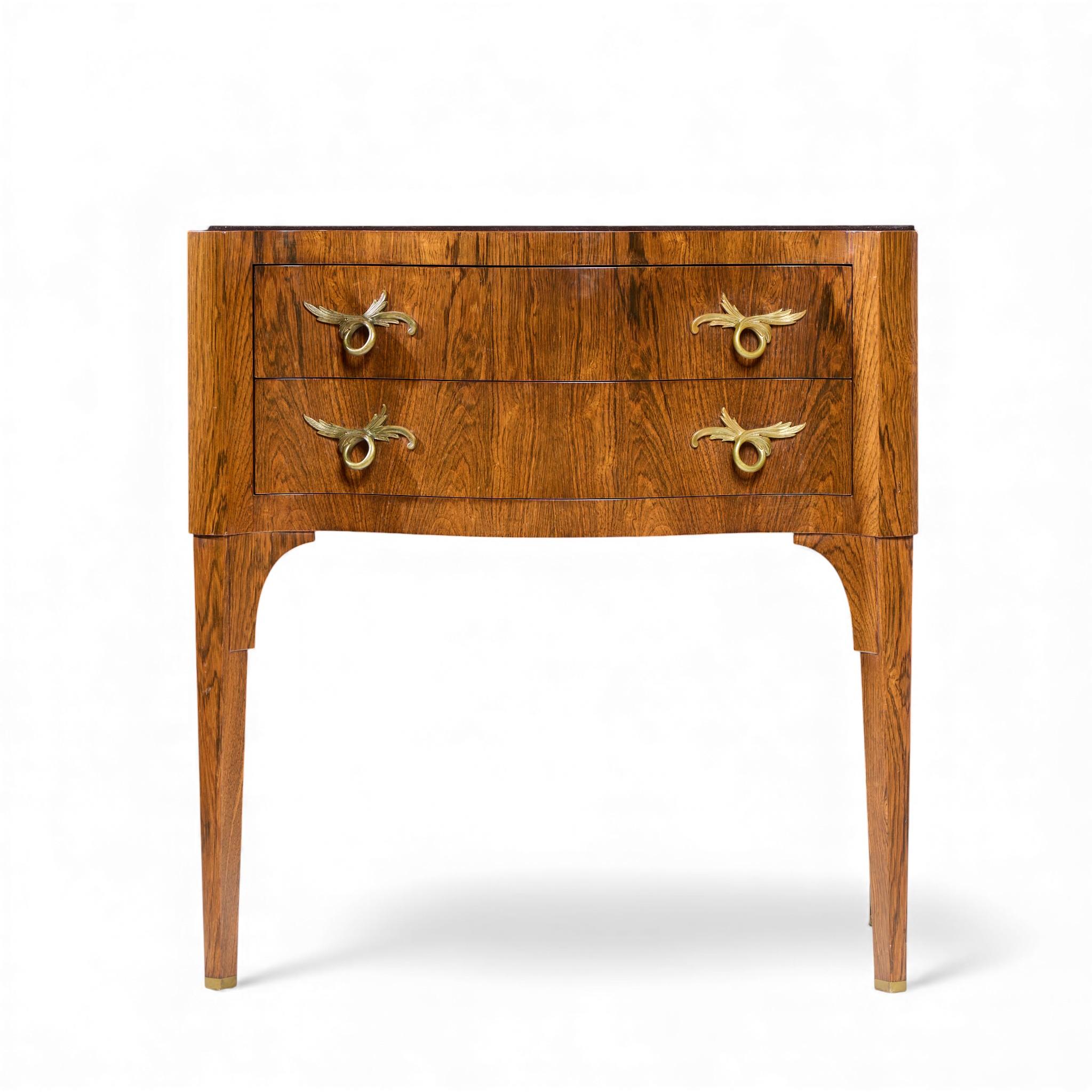 Edward Wormley per Dunbar, cassettiera in legno di palissandro e ottone della metà del secolo scorso

Questa cassettiera misura: 33 larghezza x 17,5 profondità x 32,75 altezza

Buone condizioni d'epoca - La finitura del pezzo è in buono stato. C'è