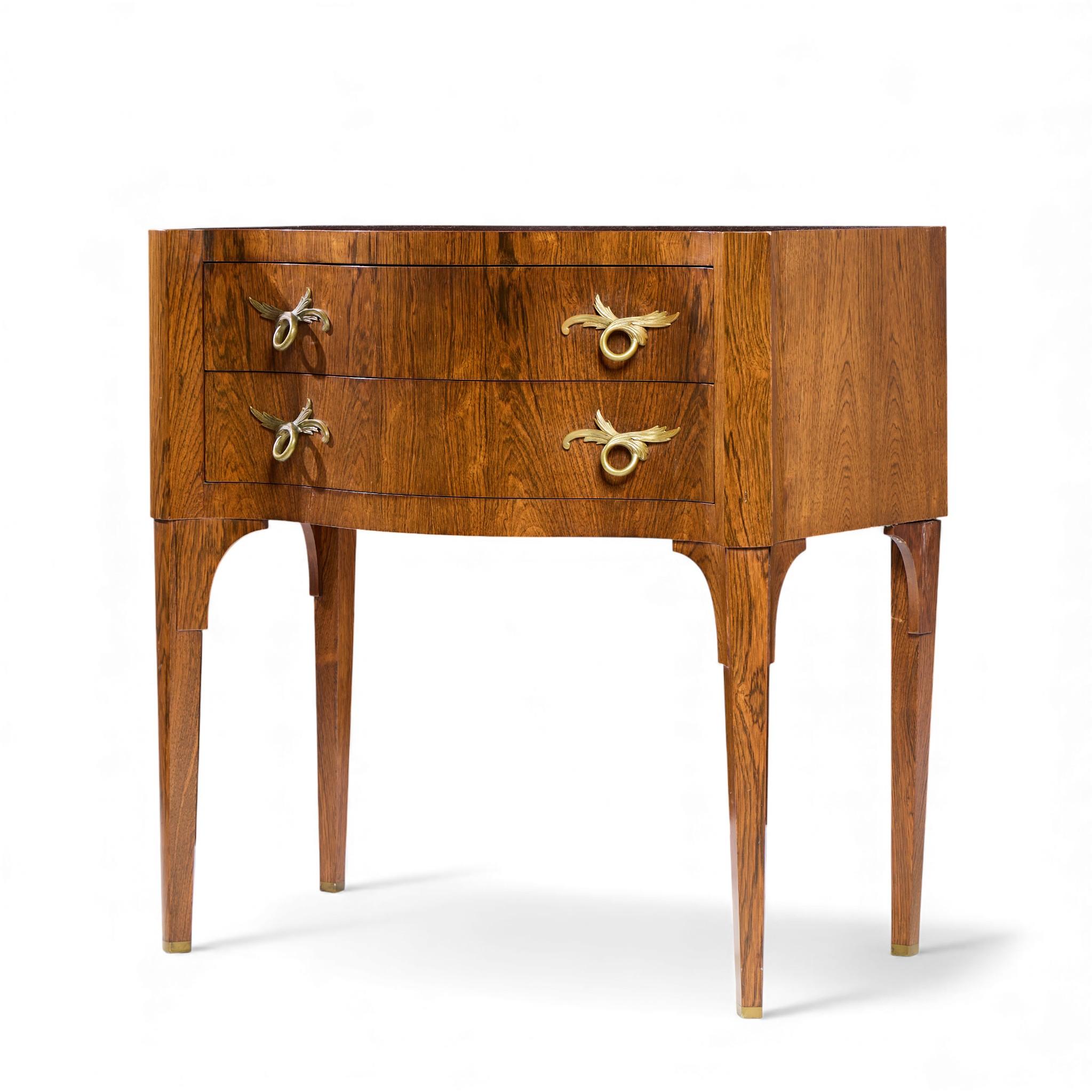 Mid-Century moderno Edward Wormley per Dunbar Cassettone in legno di palissandro e ottone in vendita