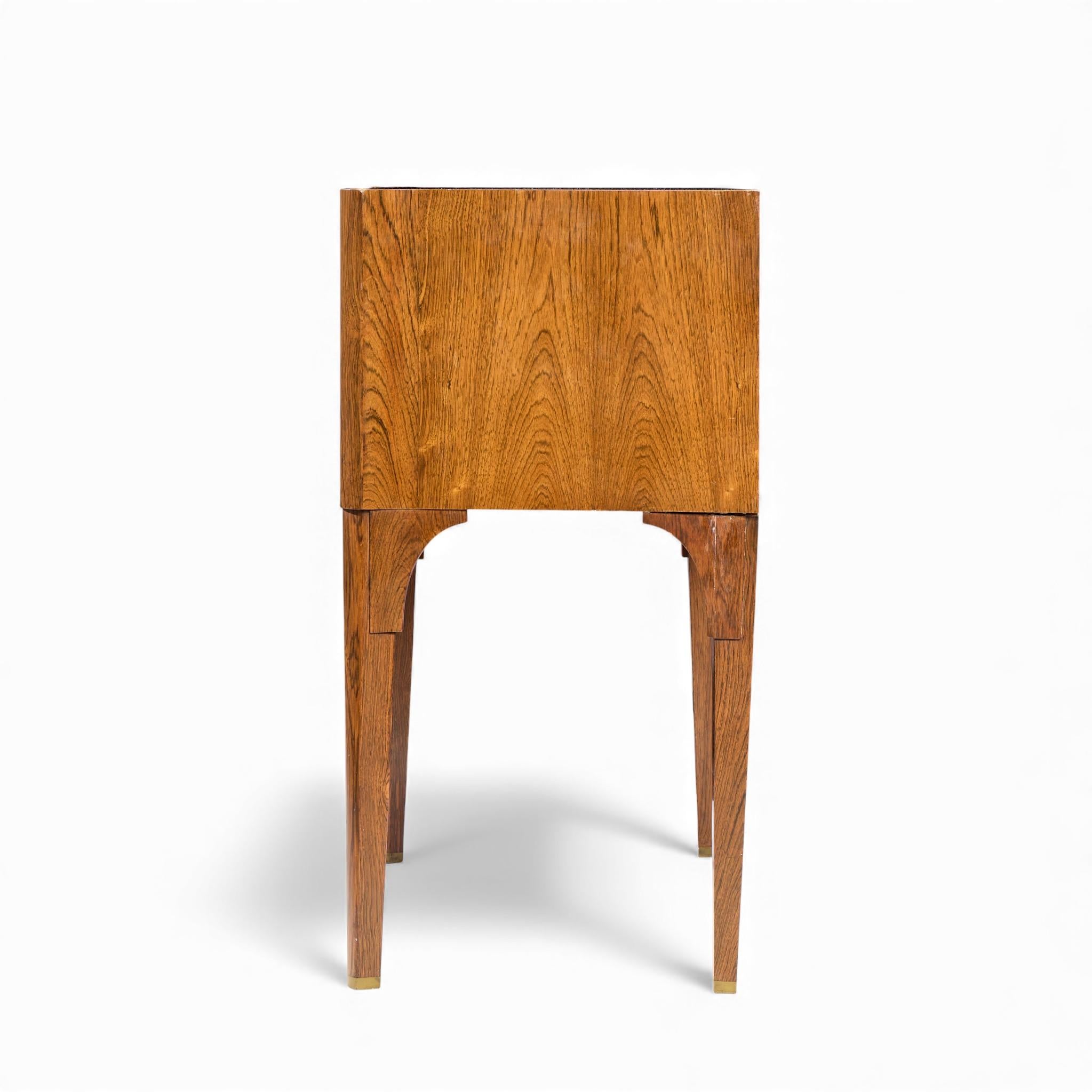 Americano Edward Wormley per Dunbar Cassettone in legno di palissandro e ottone in vendita