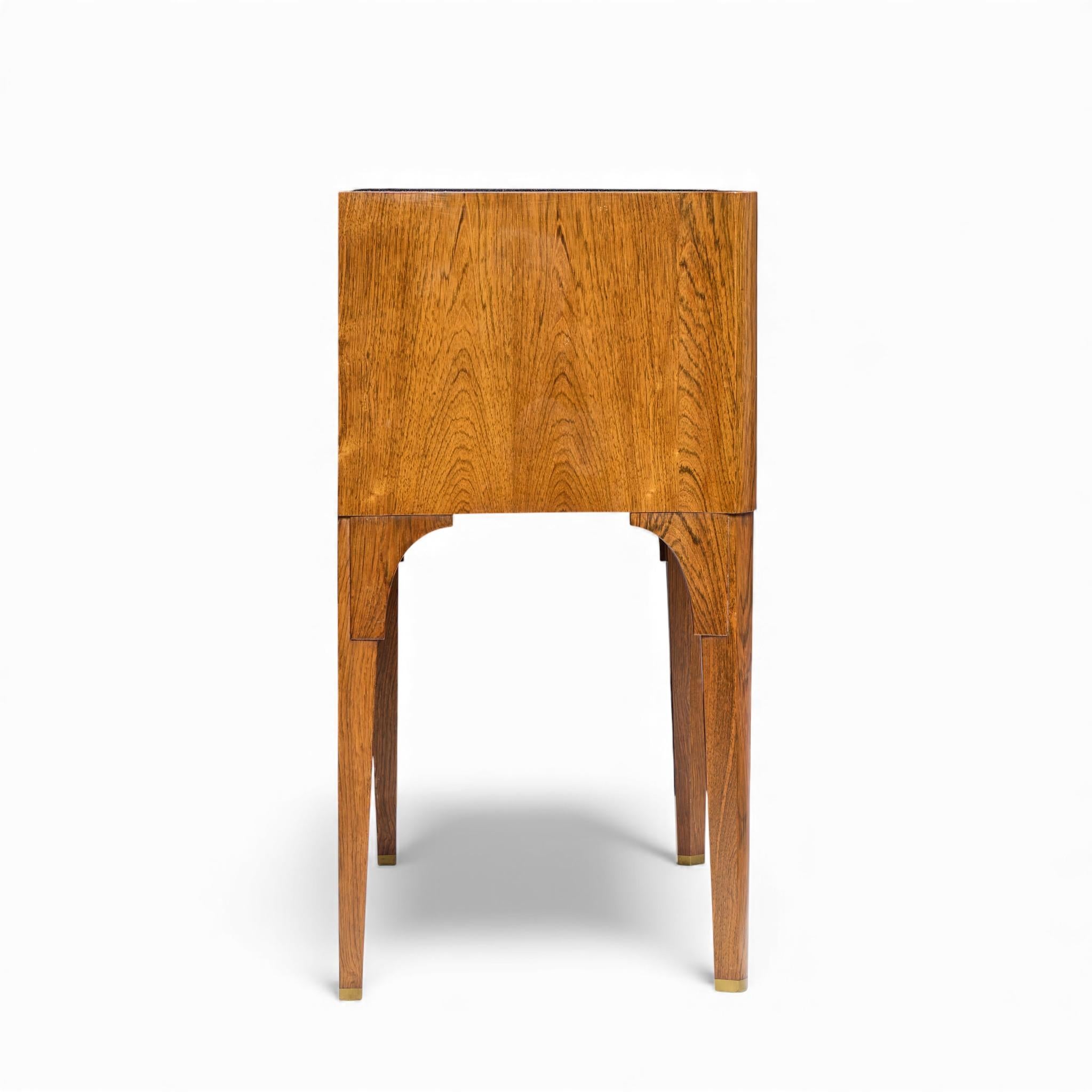 Edward Wormley per Dunbar Cassettone in legno di palissandro e ottone In condizioni buone in vendita a Franklin Park, IL