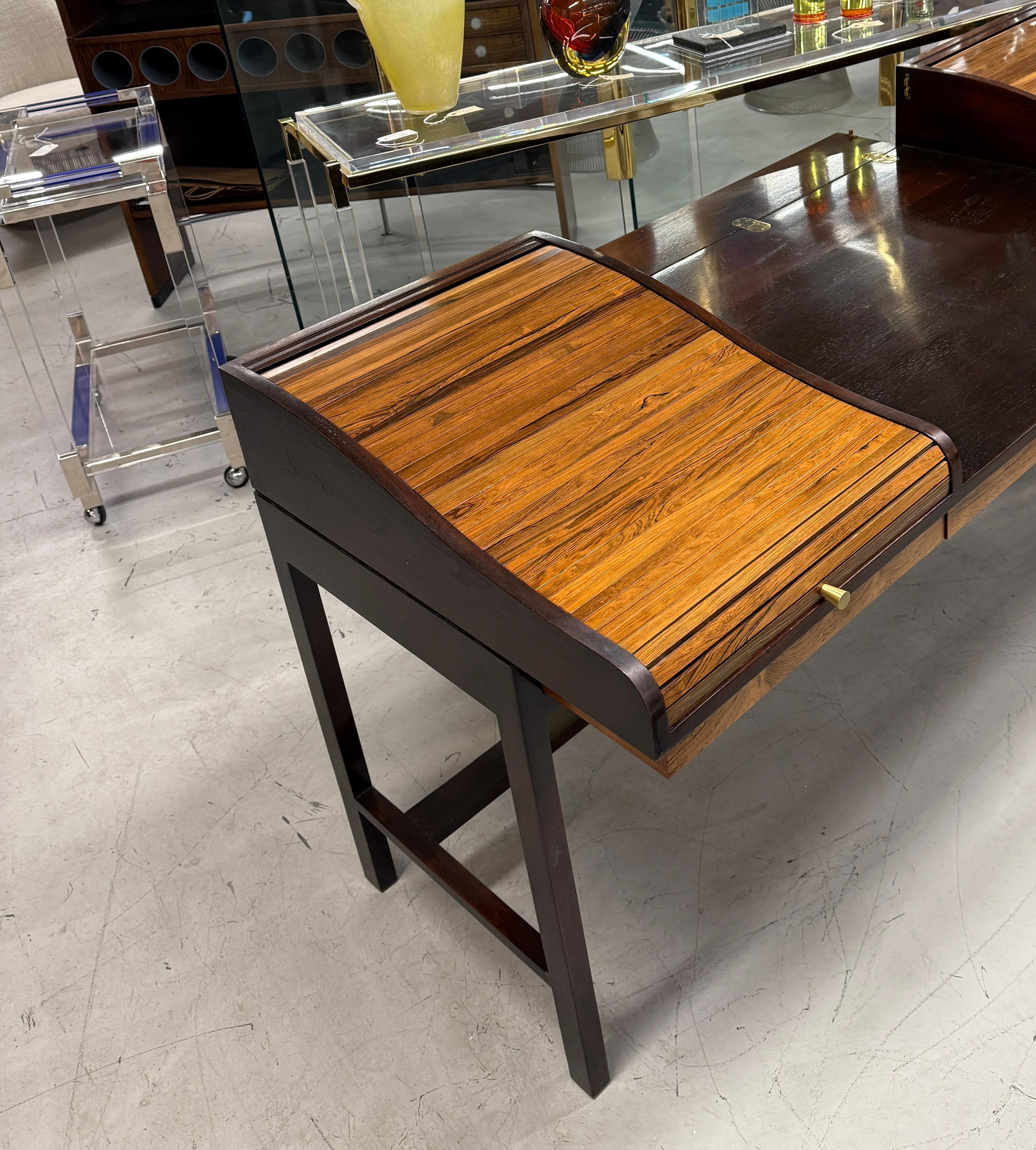 Fatto a mano Edward Wormley per Dunbar, Rosewood e  Scrivania Rolltop in mogano in vendita