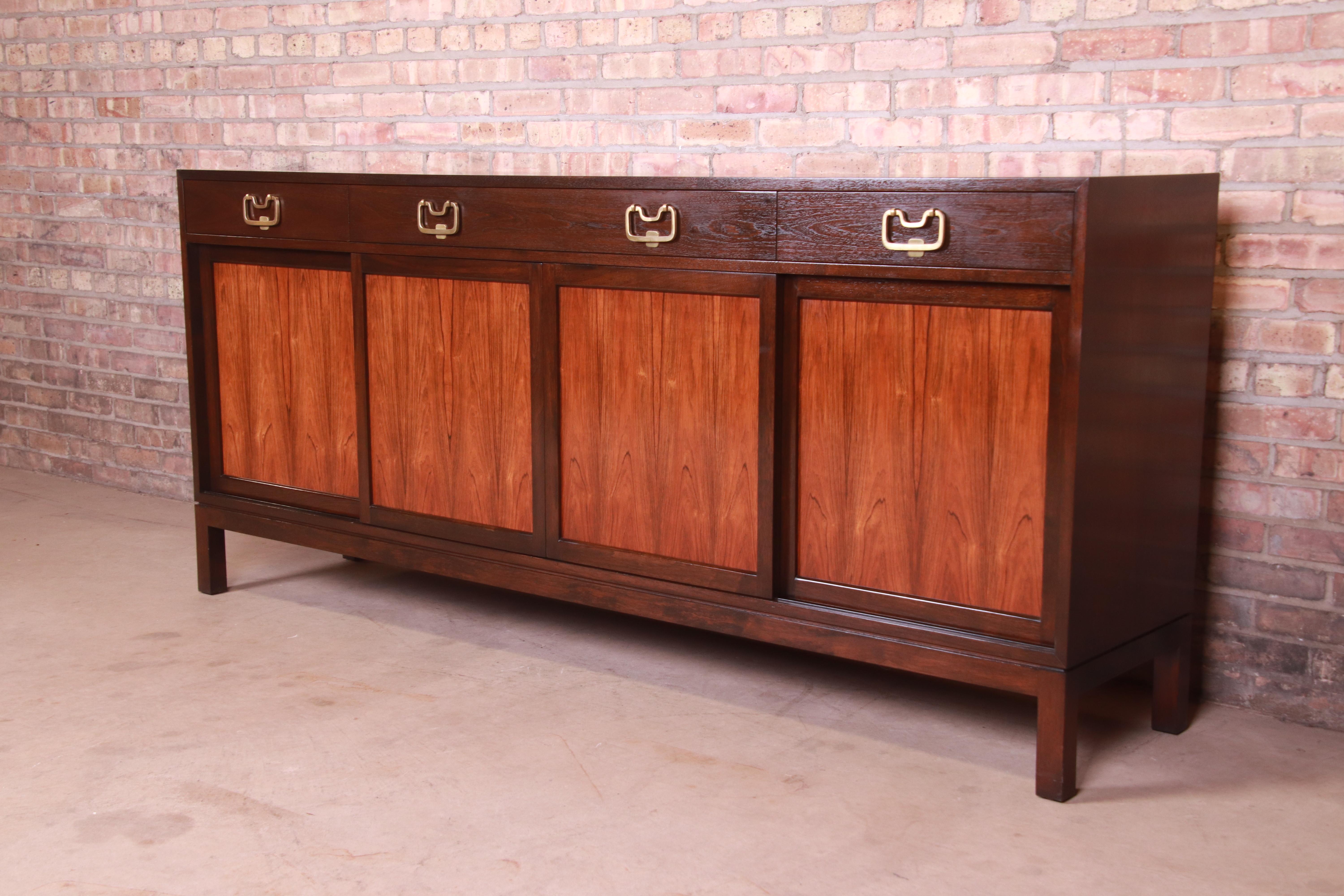 An outstanding Mid-Century Modern sideboard, credenza, or bar cabinet

By Edward Wormley for Dunbar Furniture 