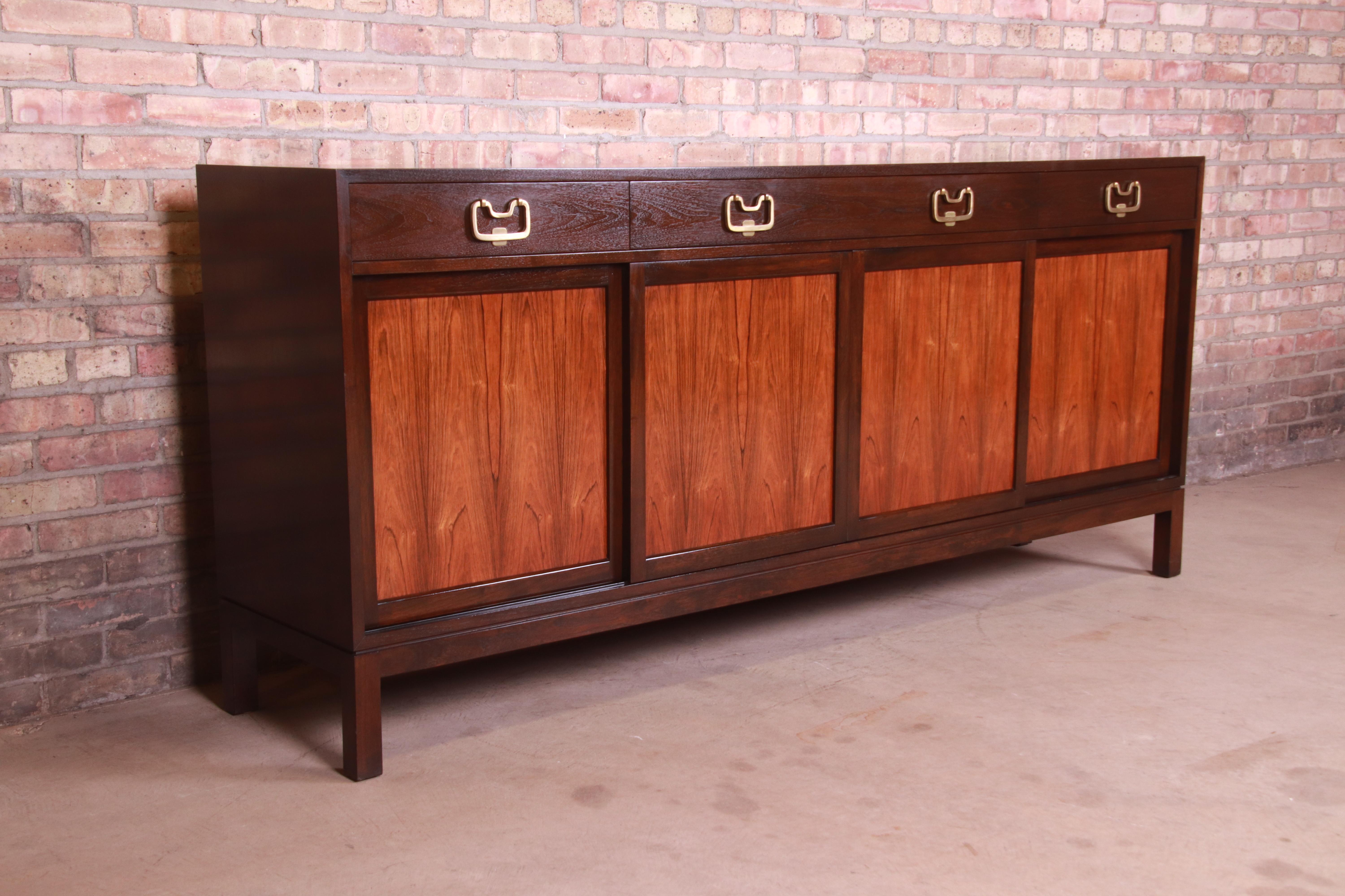 Edward Wormley for Dunbar Rosewood and Walnut Sideboard Credenza, 1950s In Good Condition In South Bend, IN