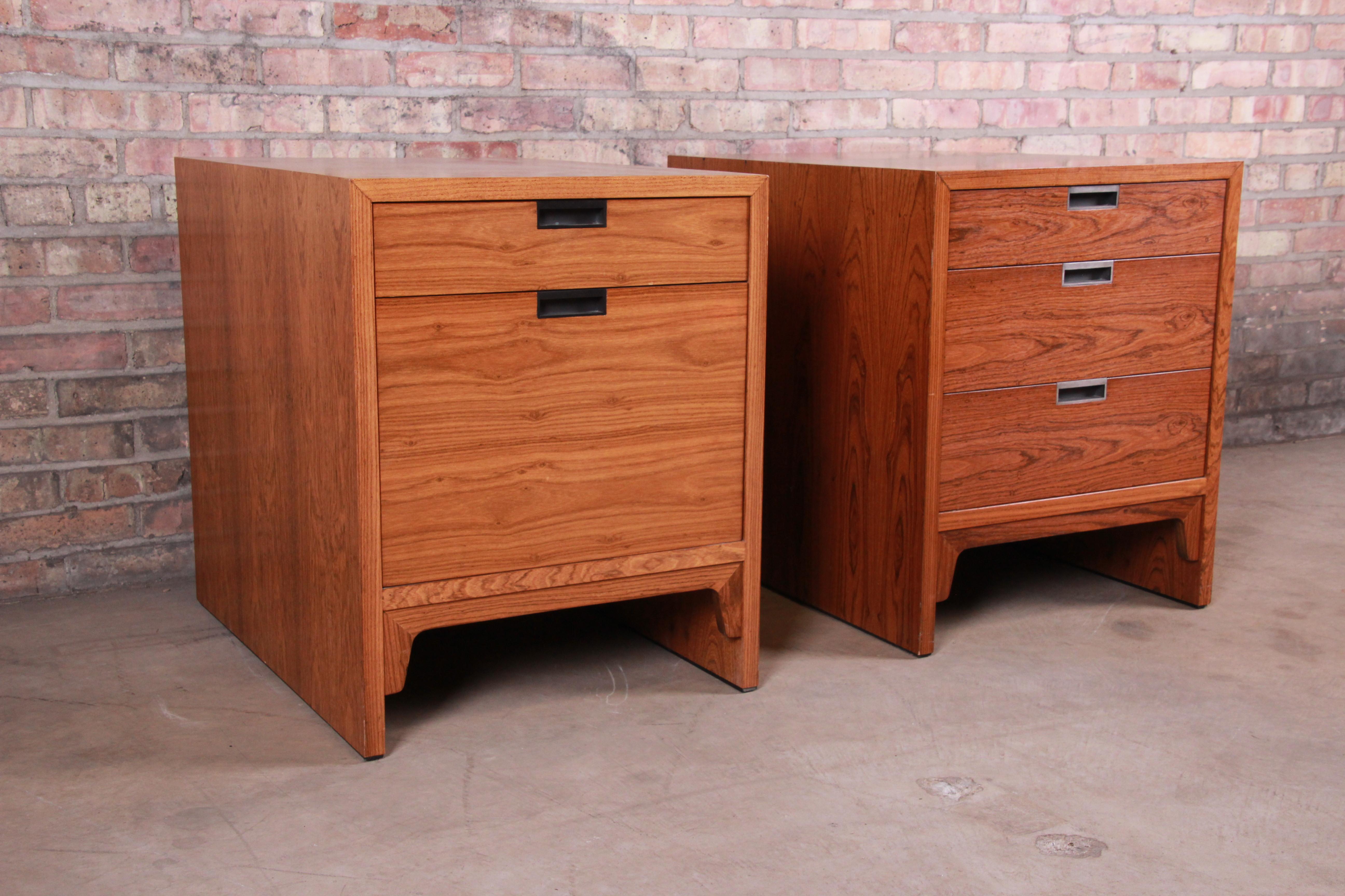 A gorgeous pair of Mid-Century Modern chests, filing cabinets, or nightstands in bookmatched rosewood

By Edward Wormley for Dunbar Furniture

USA, circa 1960s

Measures: 21