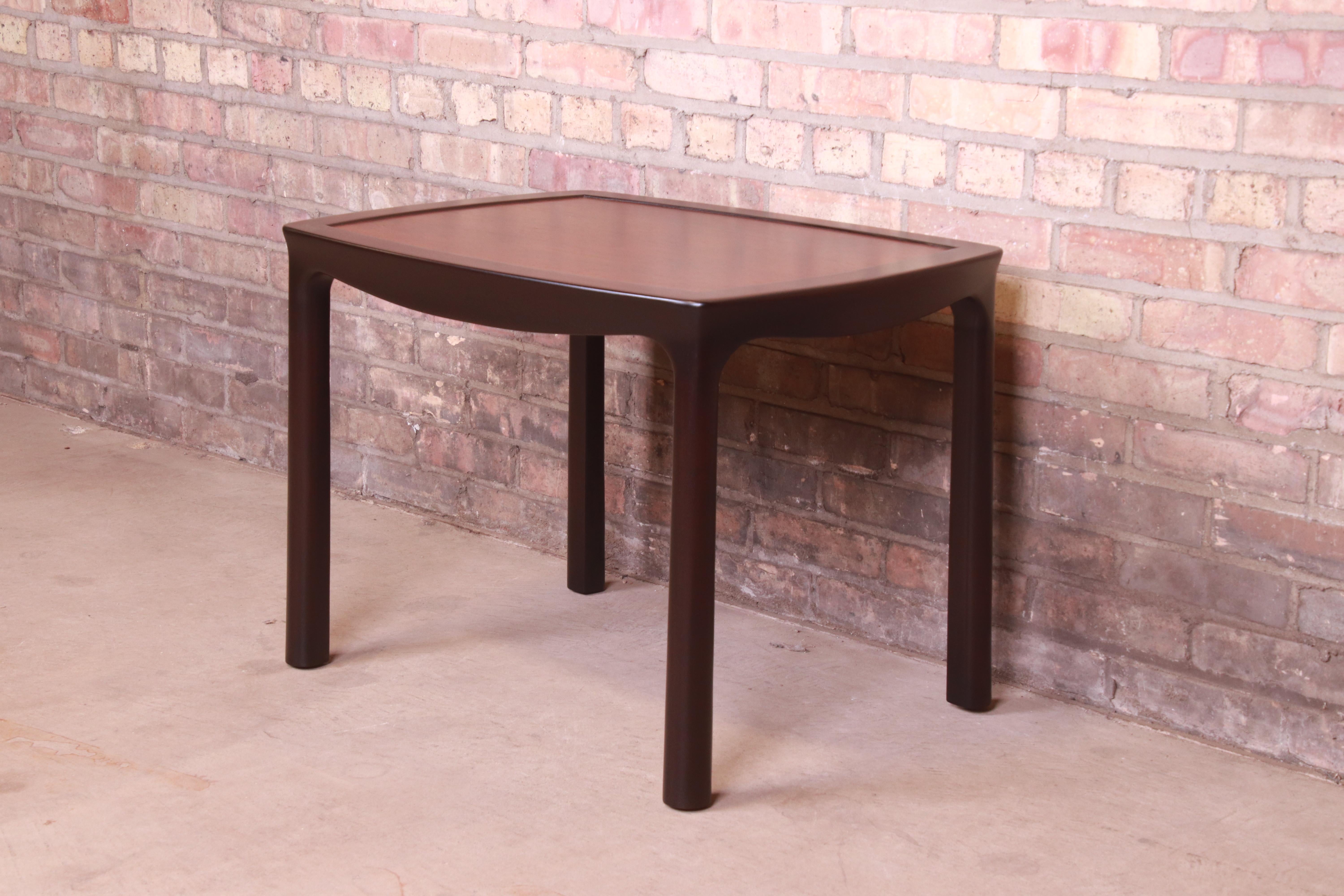 A gorgeous Mid-Century Modern occasional side table

By Edward Wormley for Dunbar Furniture

USA, 1950s

Rosewood top, with ebonized banding and legs.

Measures: 28