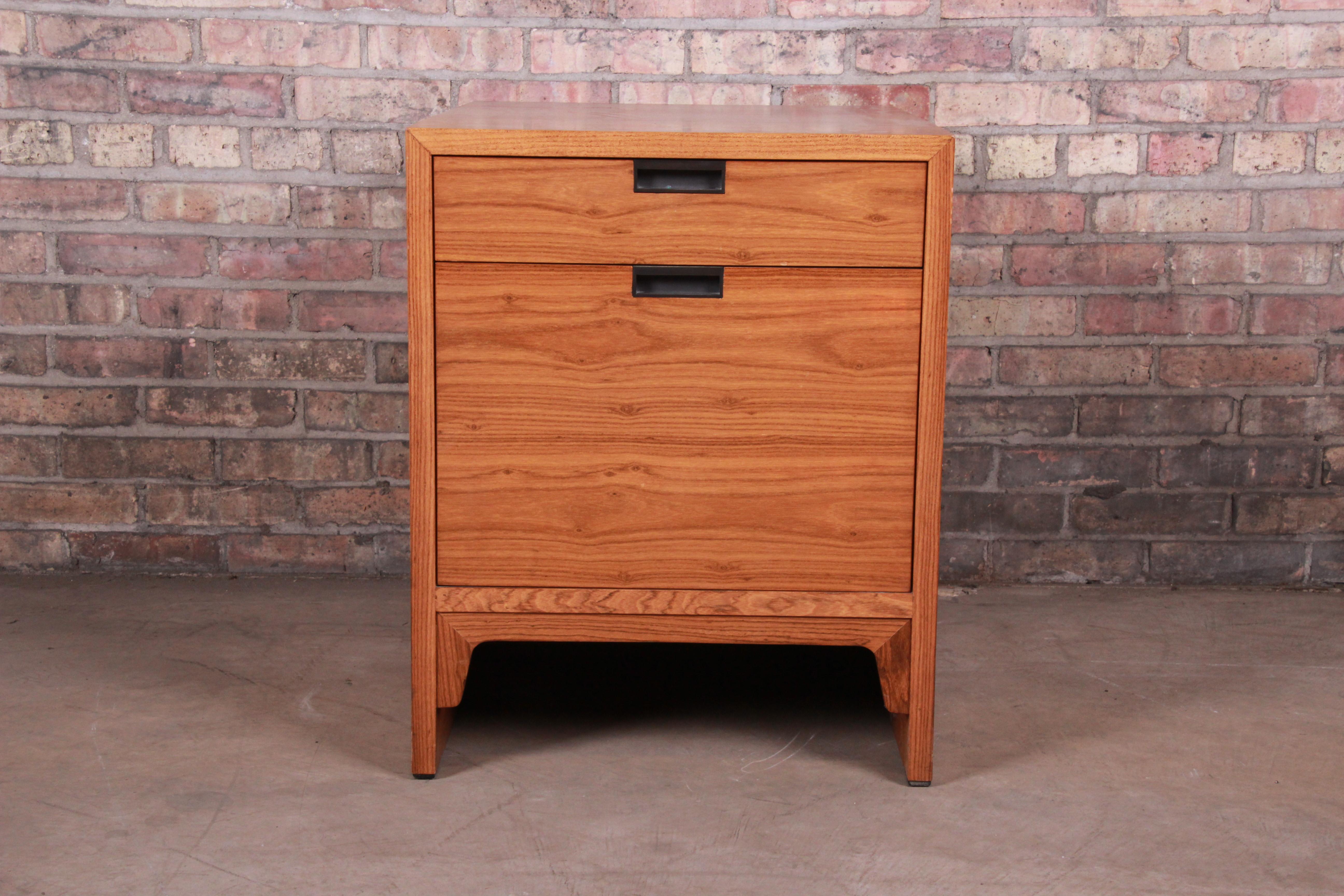 A gorgeous Mid-Century Modern two-drawer dresser chest or office filing cabinet in bookmatched rosewood

By Edward Wormley for Dunbar Furniture

USA, circa 1960s

Measures: 21