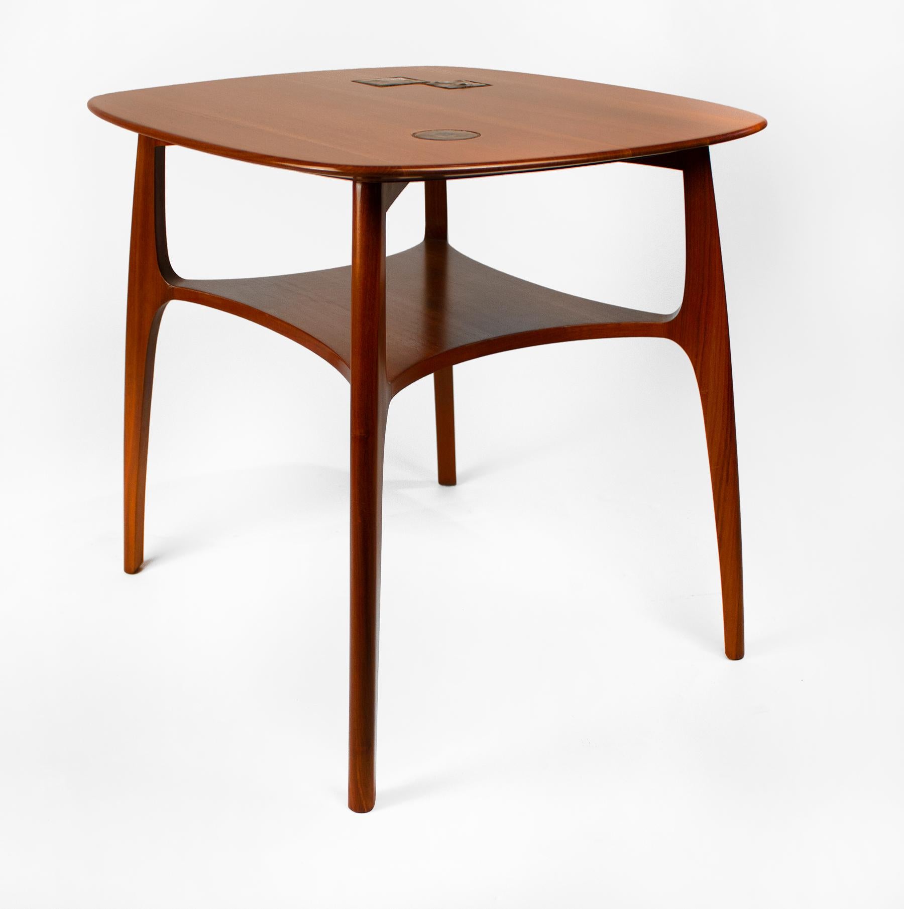 Rare table Janus en noyer sculpté Edward Wormley pour Dunbar avec des carreaux Natzler bleu-vert. 
C. 1957.