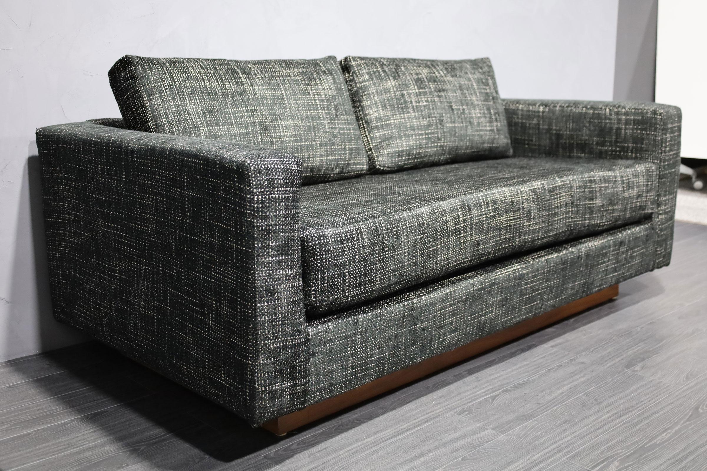 Edward Wormley for Dunbar Settees in New Upholstery In Good Condition For Sale In Dallas, TX