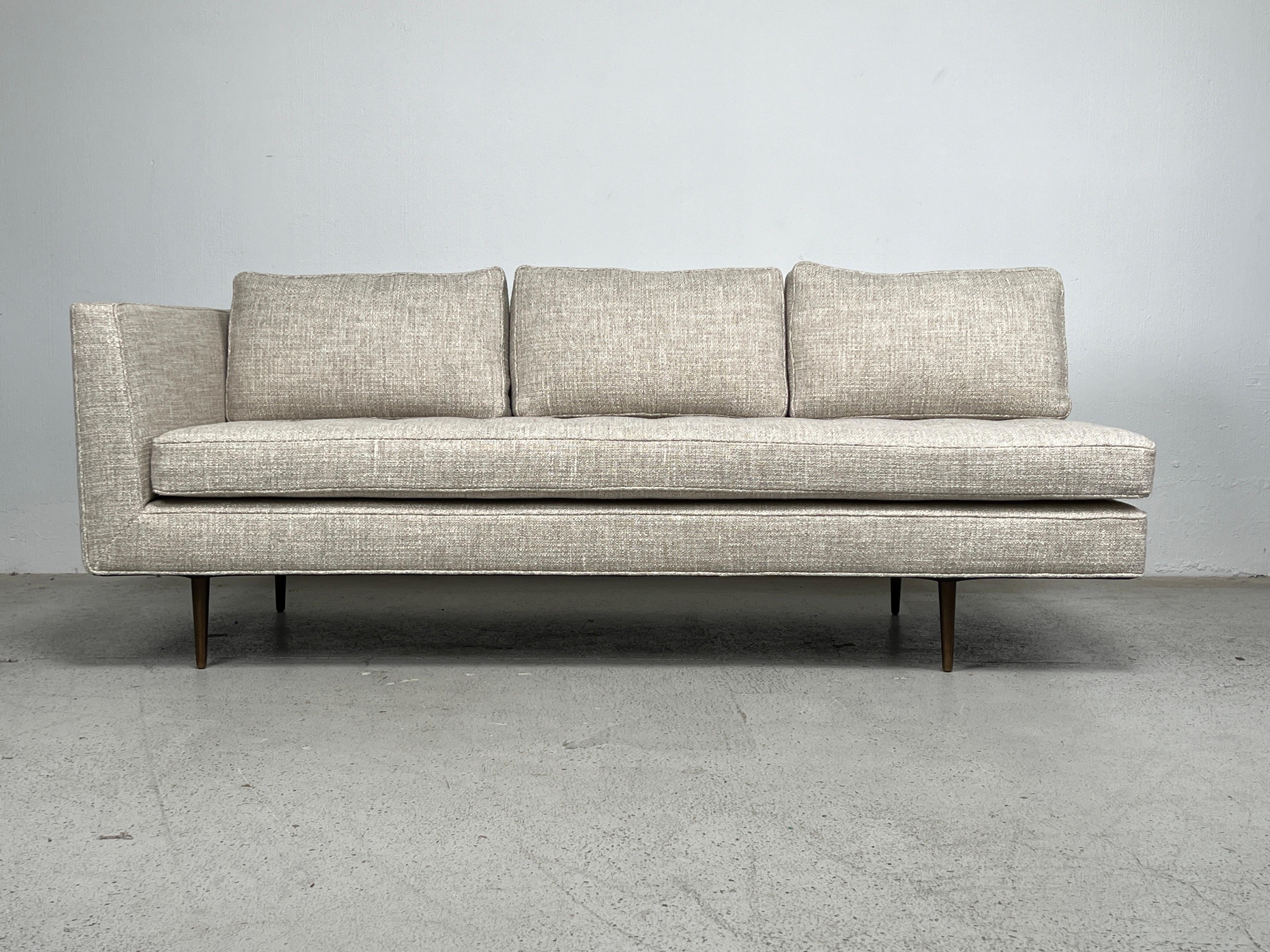 Ein einarmiges Sofa / Daybed mit Messingbeinen. Entworfen von Edward Wormley für Dunbar. Vollständig restauriert. 