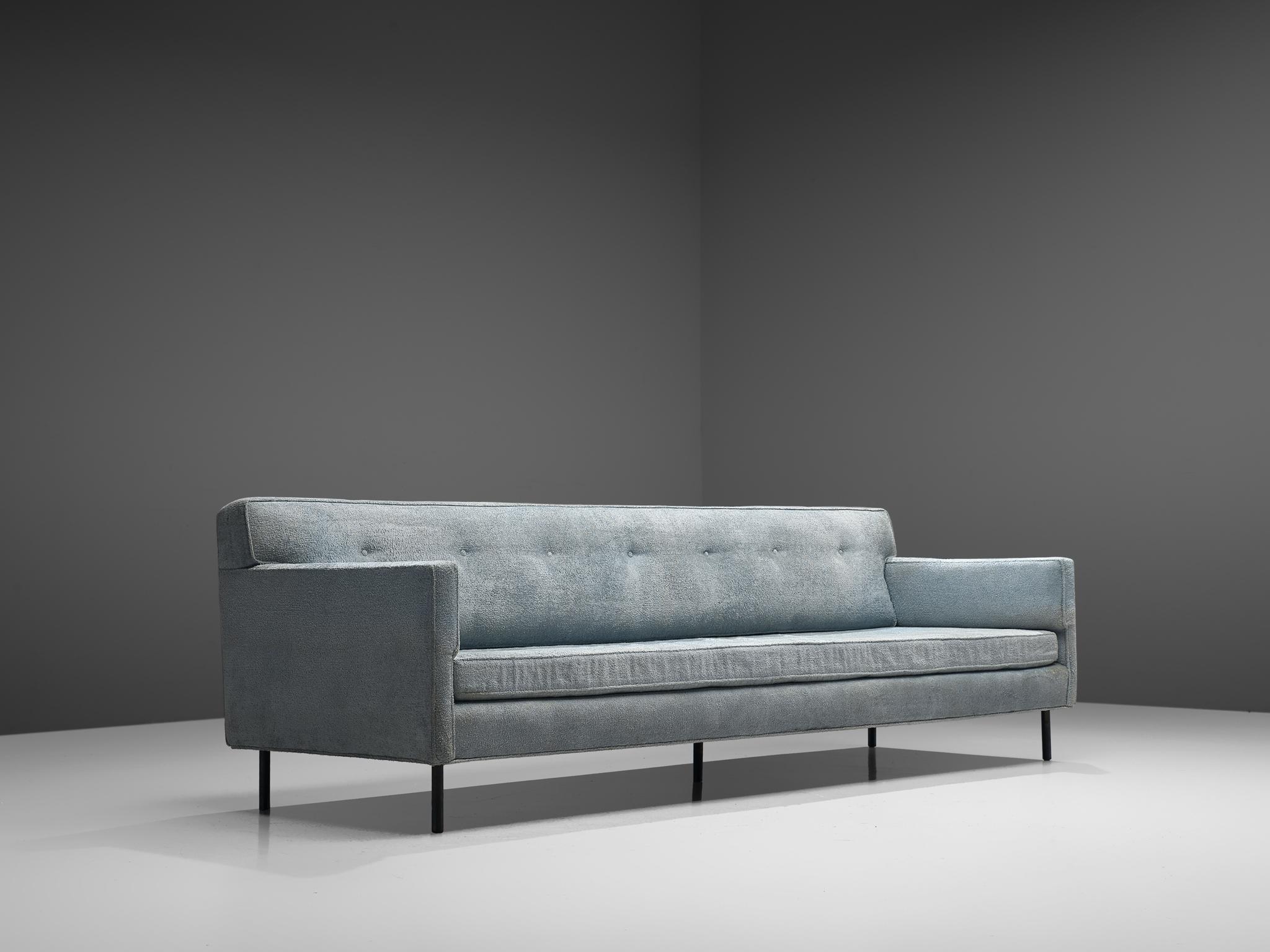 Edward Wormley pour Dunbar, canapé, modèle 5150, tissu, métal, États-Unis, années 1950. 

Le canapé dégage un style simple et élégant, rappelant les éléments de design classiques typiquement associés à Edward Wormley. Le canapé est recouvert d'un