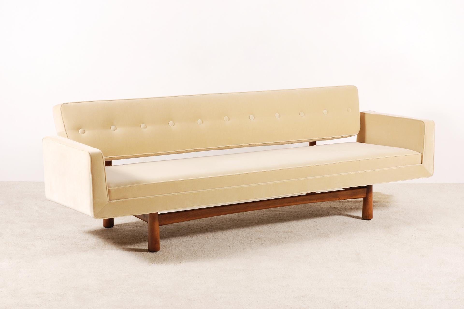 Beautiful and very large three-seat sofa, model 5316, designed by Edward Wormley and produced by Dunbar furniture, United States, circa 1950.
Mahogany frame.

Excellent condition.
This sofa has been fully restored and newly upholstered in the