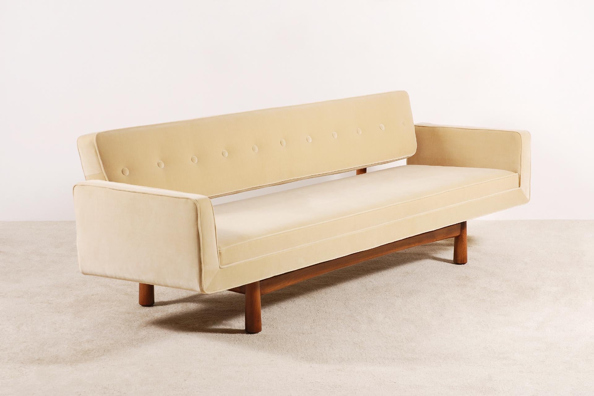 Edward Wormley for Dunbar, Sofa Model 5316 Reupholstered, circa 1950 In Excellent Condition In Paris, FR