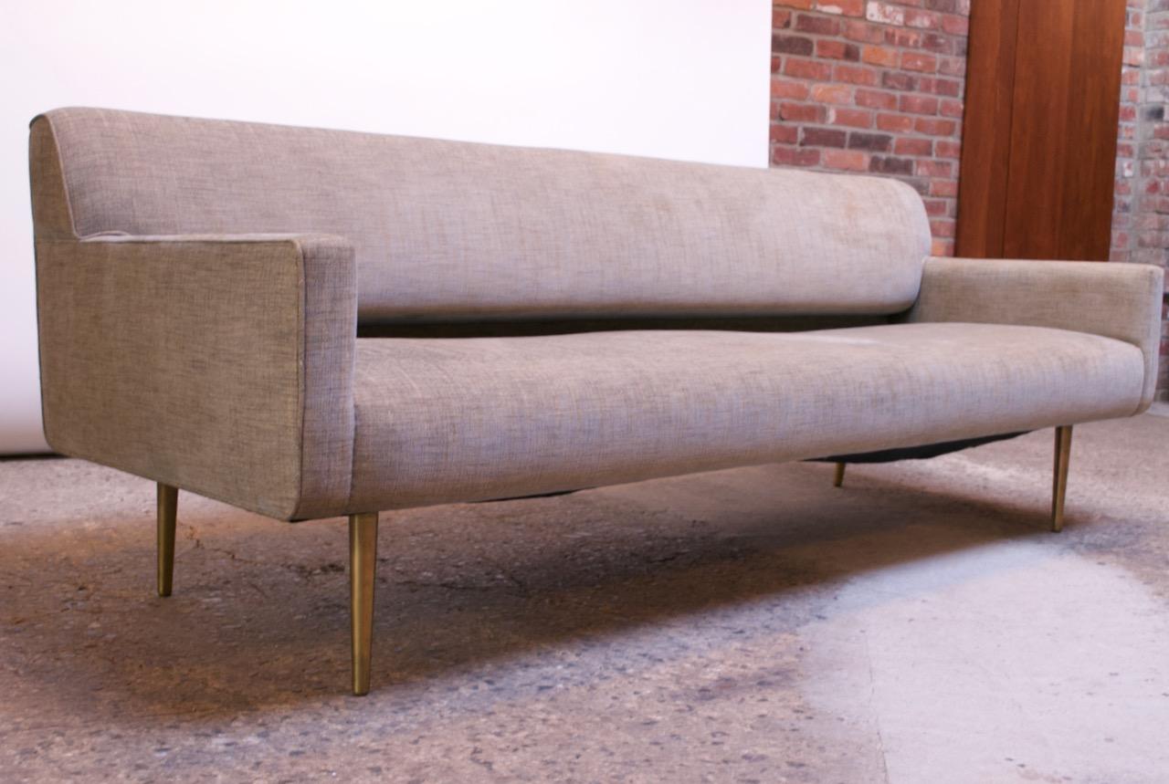 Edward Wormley für Dunbar Sofa mit Messingfüßen (Moderne der Mitte des Jahrhunderts) im Angebot