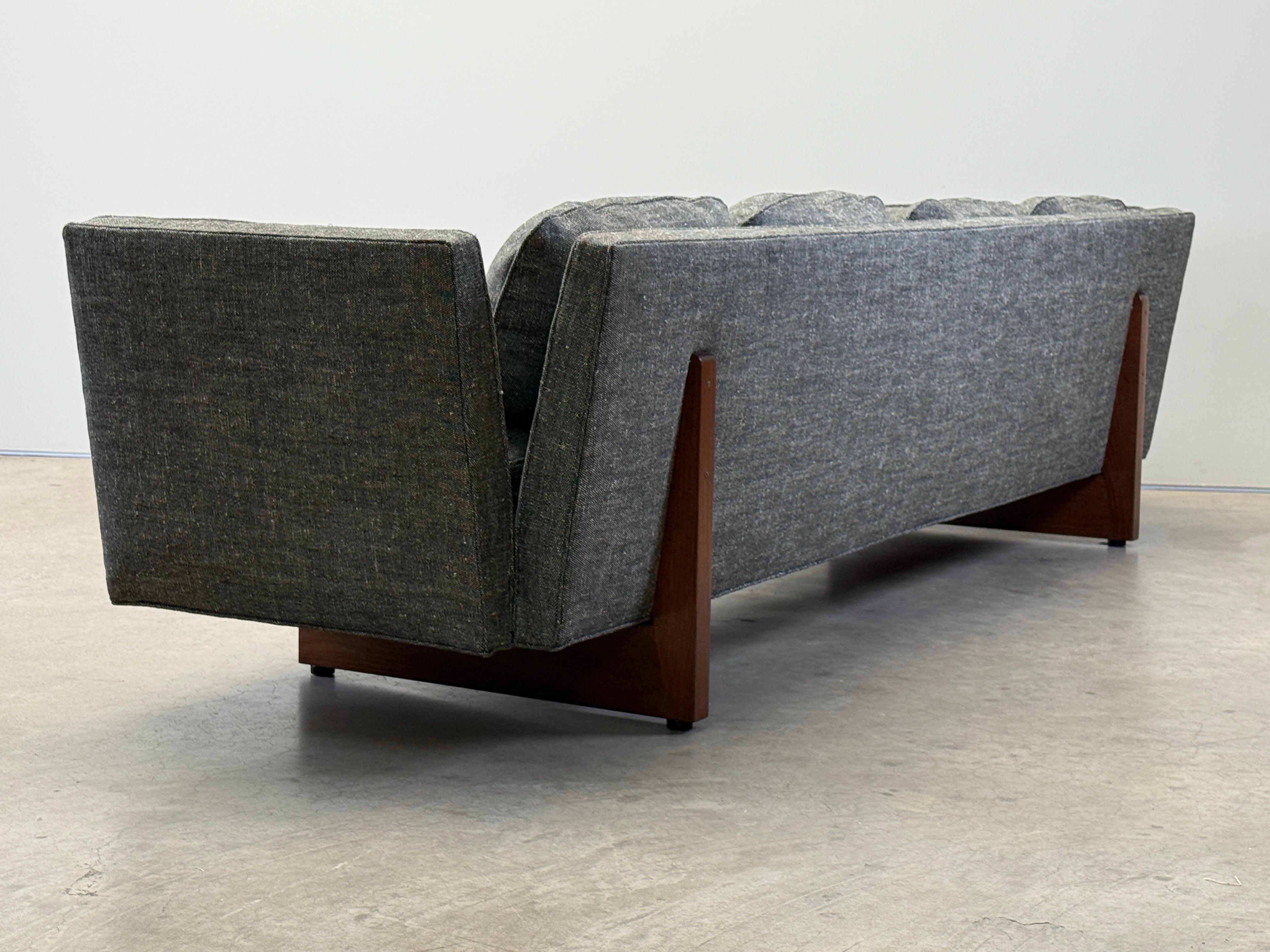 Ein seltenes Sofa mit geteiltem Arm, entworfen von Edward Wormley für Dunbar. Die Nussbaumbeine wurden aufgearbeitet und das Sofa wurde vollständig restauriert und mit dem Leinenstoff Kirkby Design / Hampstead / Noir neu gepolstert.

Das armlose