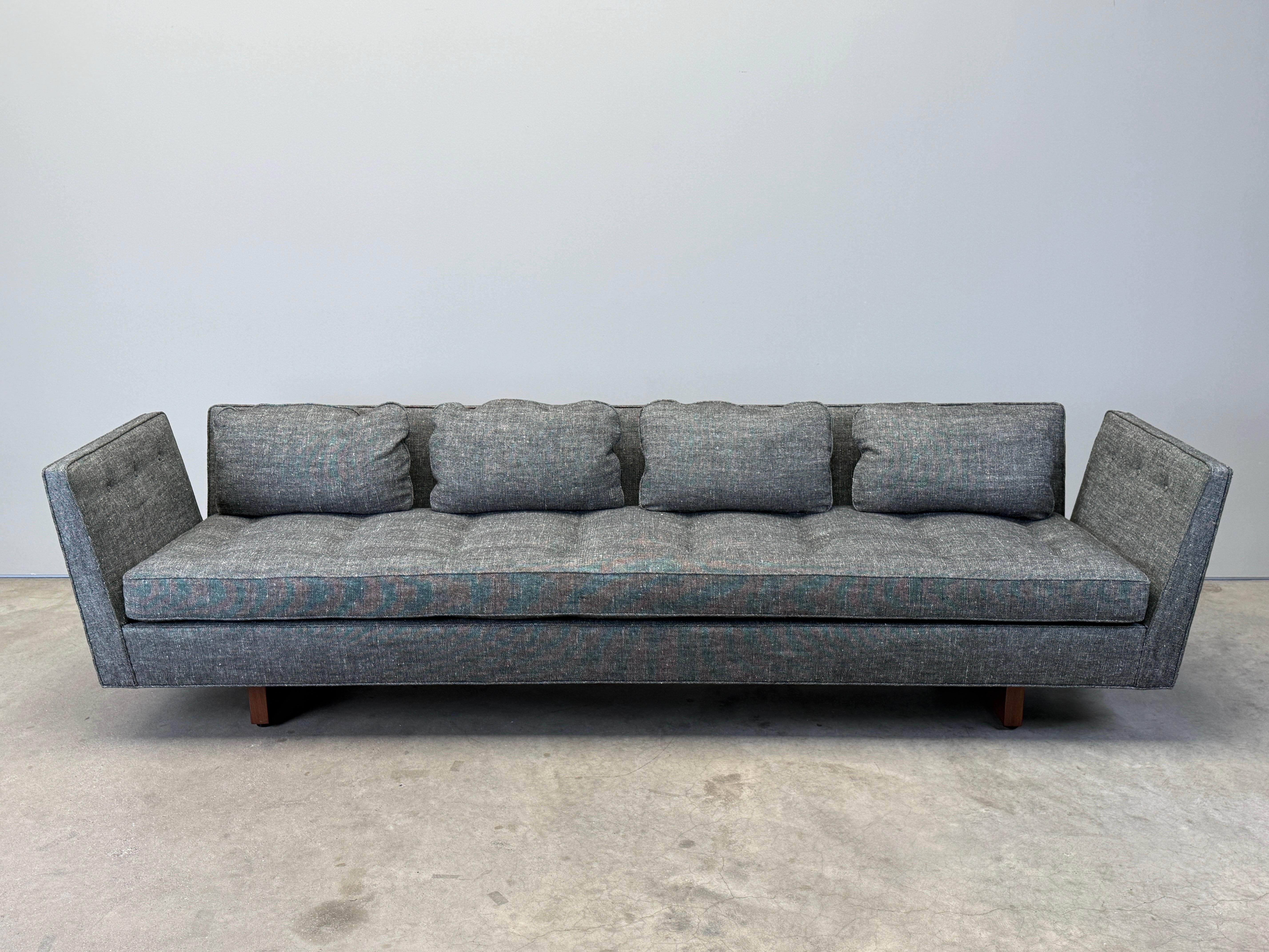 Edward Wormley für Dunbar Split Arm Sofa (Mitte des 20. Jahrhunderts) im Angebot