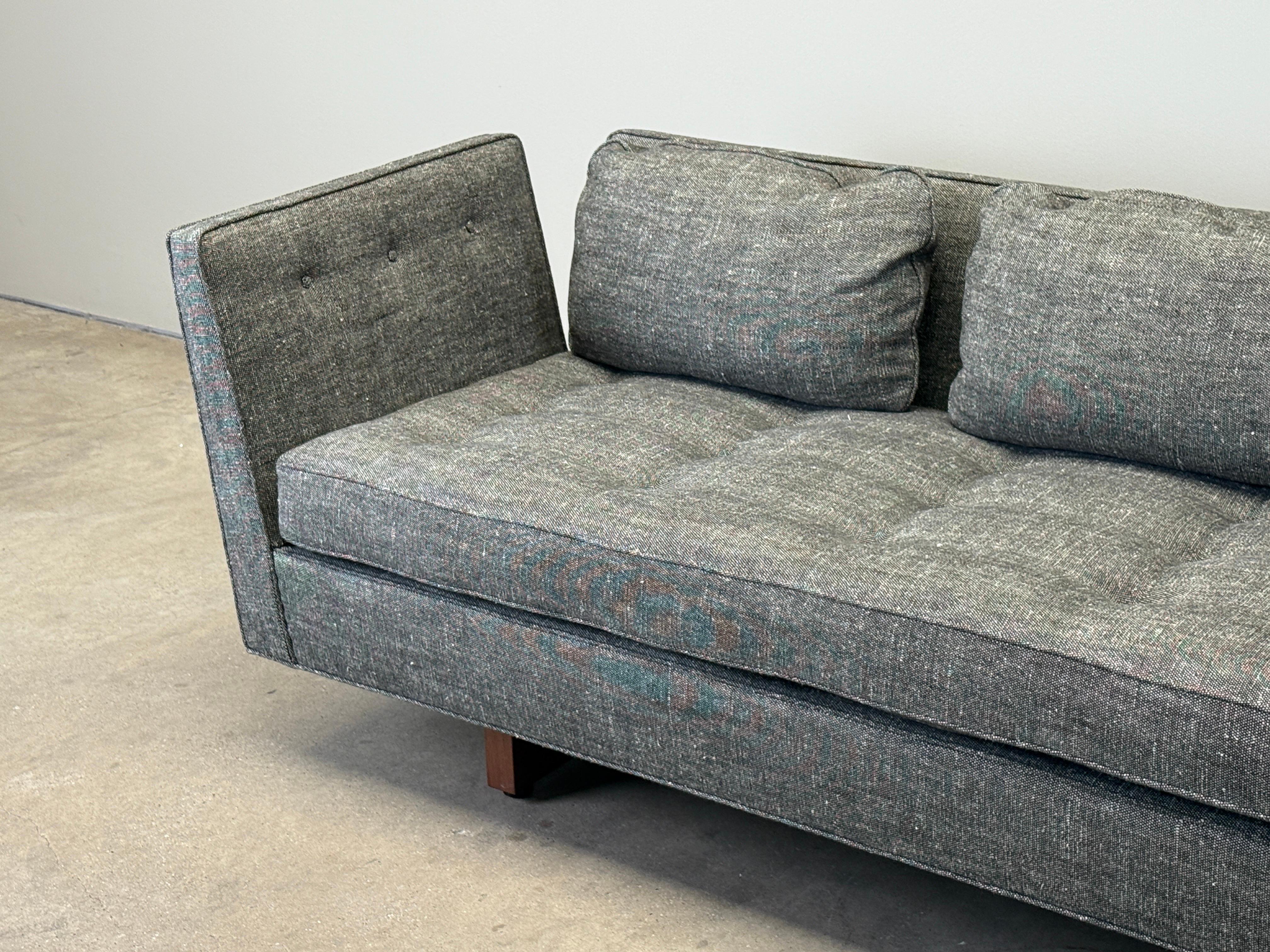 Edward Wormley für Dunbar Split Arm Sofa (Walnuss) im Angebot