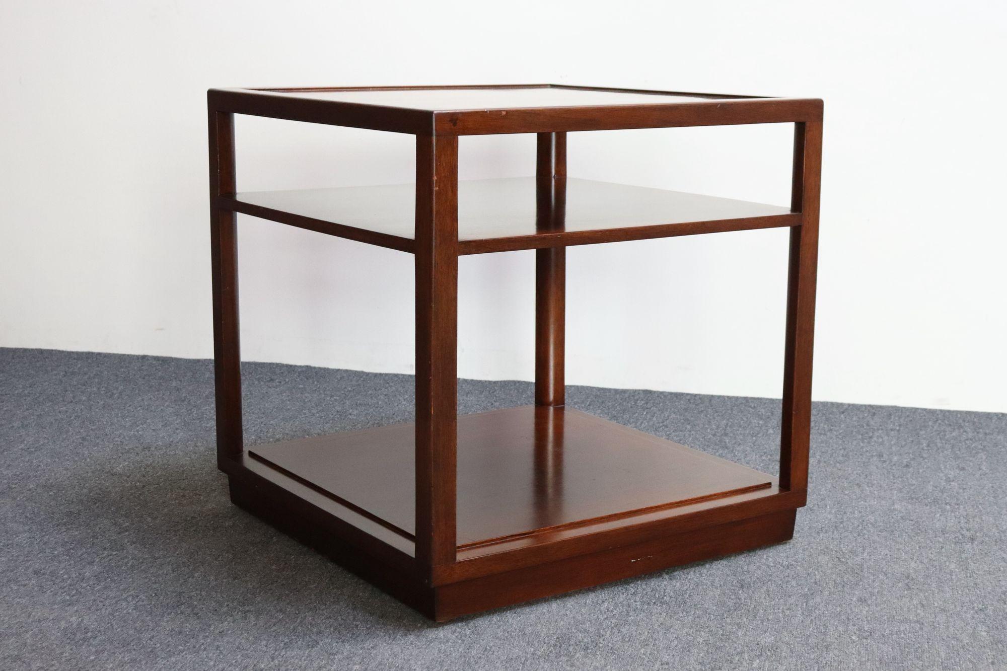 Table d'appoint en acajou avec finition caramel (modèle #4776) conçue par Edward Wormley pour Dunbar (ca. 1950, Indiana, USA).
Design/One pratique et élégant composé d'un cadre en forme de cube avec une étagère supérieure fixe, le tout soutenu par