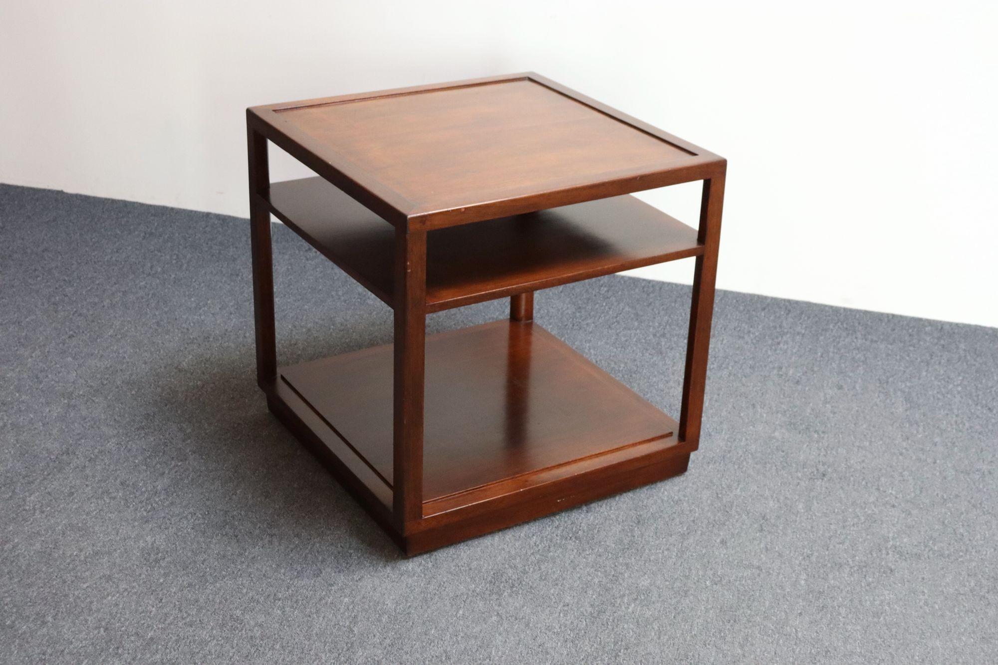 Américain Edward Wormley for Dunbar Stained Mahogany Cube Three Tiered Side / End Table (Table d'appoint / d'appoint à trois niveaux) en vente