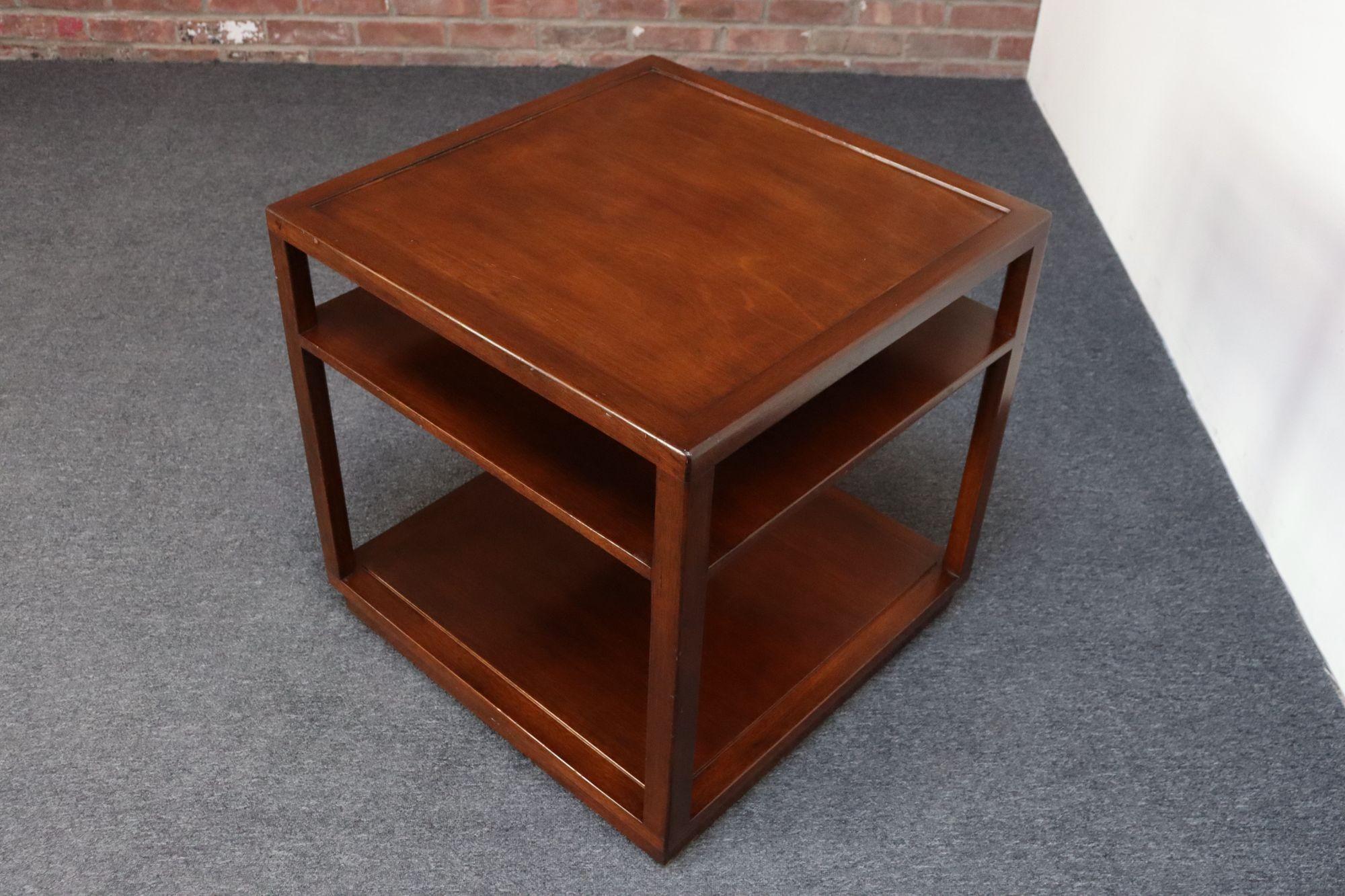 Tacheté Edward Wormley for Dunbar Stained Mahogany Cube Three Tiered Side / End Table (Table d'appoint / d'appoint à trois niveaux) en vente