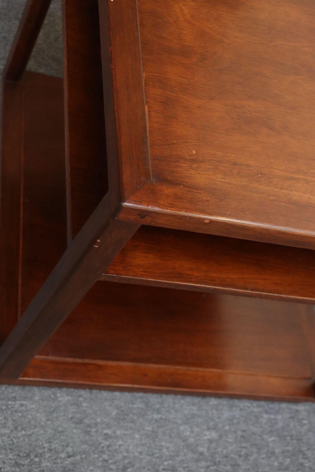 Acajou Edward Wormley for Dunbar Stained Mahogany Cube Three Tiered Side / End Table (Table d'appoint / d'appoint à trois niveaux) en vente