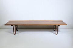 Edward Wormley para Dunbar Banco de nogal estilo "Long John", Mesa de centro, años 50