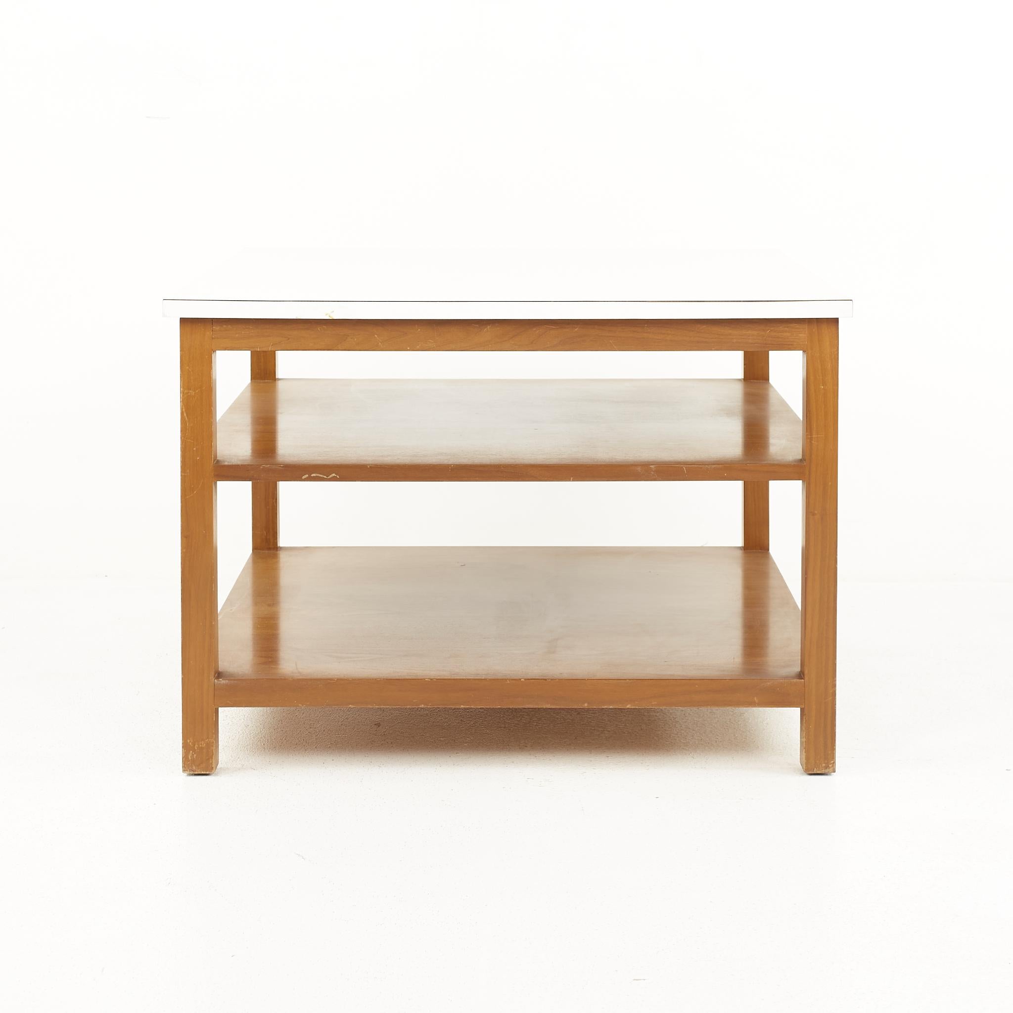 Edward Wormley for Dunbarstyle, table d'appoint carrée du milieu du siècle en noyer et stratifié blanc

La table mesure : 30 pouces de largeur x 30 pouces de profondeur x 21.25 pouces de hauteur

Tous les meubles peuvent être obtenus dans ce que