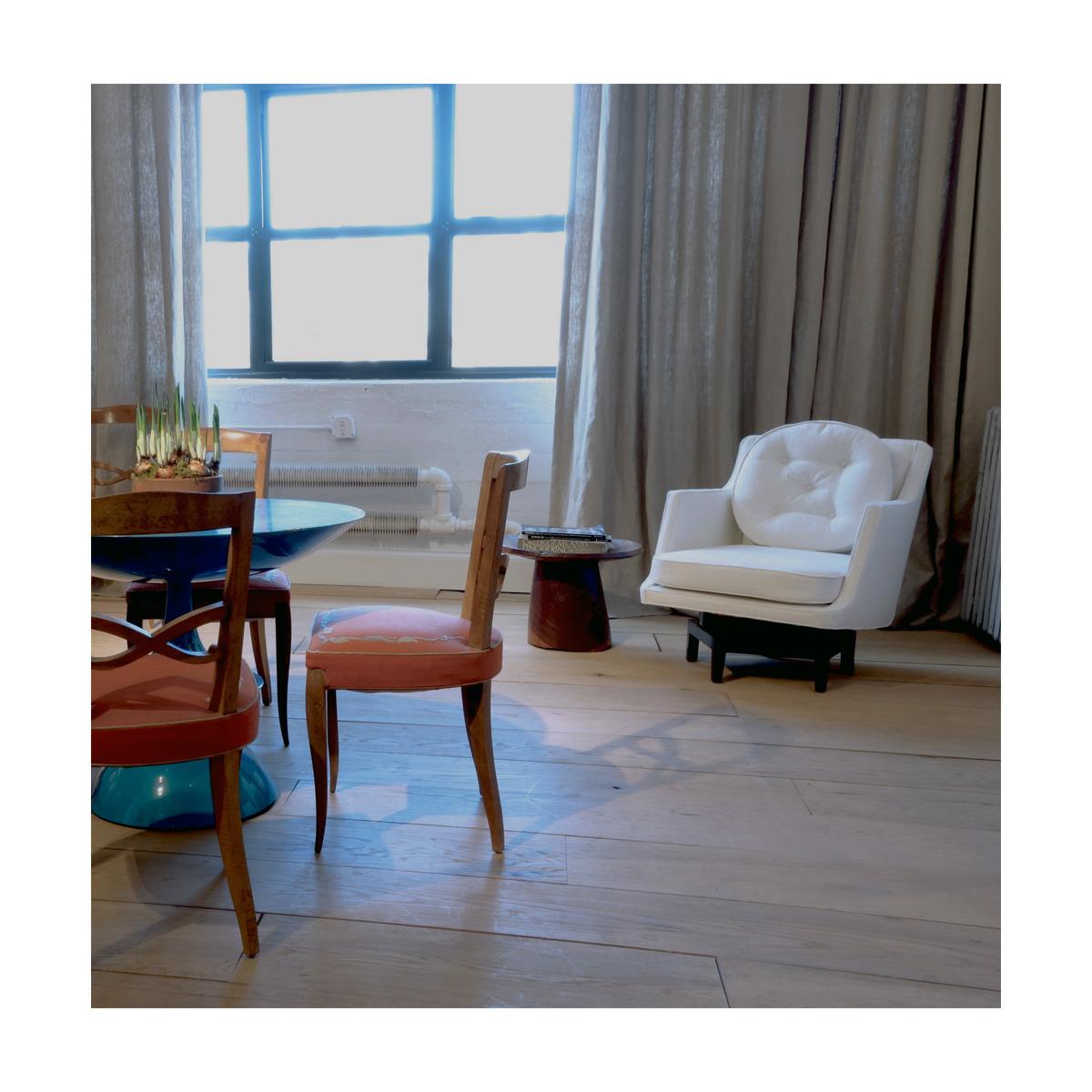 LITERATURA
Ilustrado en EDWARD WORMLEY: La otra cara del Modernismo, pág. 41

Un sillón giratorio Dunbar de la década de 1960, diseñado por Edward Wormley. La base es de caoba ebonizada. El cojín del respaldo está relleno de una mezcla de plumas de