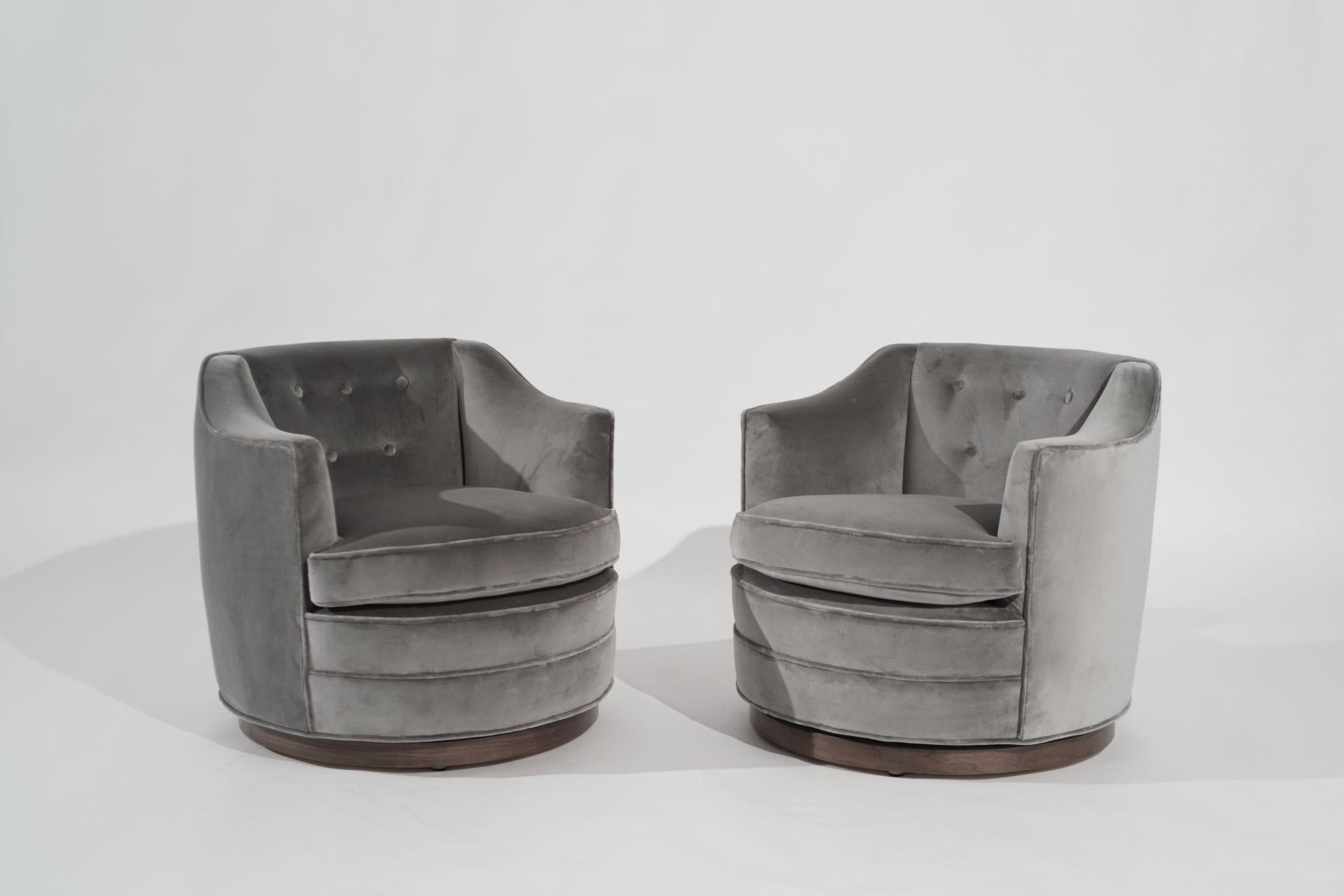 Ein atemberaubendes Paar Drehstühle, das die Essenz des modernen Designs der Jahrhundertmitte verkörpert: die exquisiten Kreationen des renommierten Designers Edward Wormley für Dunbar, circa 1950er Jahre. Diese Stühle wurden von Stamford Modern