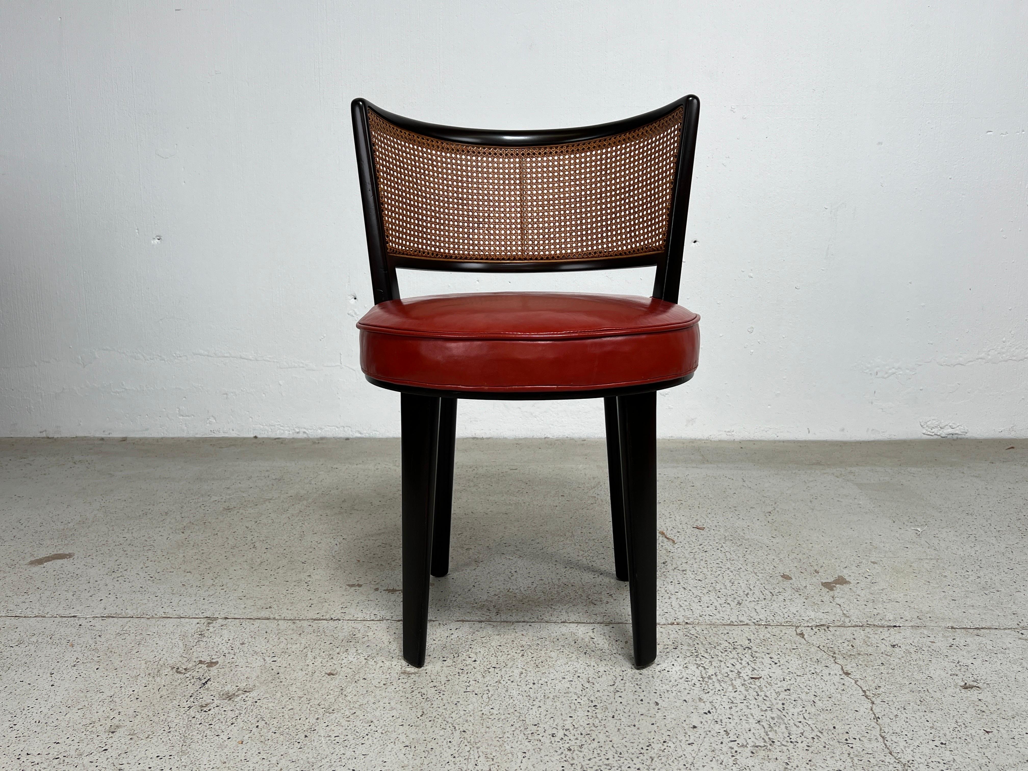 Tabouret / chaise pivotant(e) Edward Wormley pour Dunbar en très bel état d'origine. Le cuir et la canne ont une magnifique patine et la finition d'origine a été légèrement rénovée. 