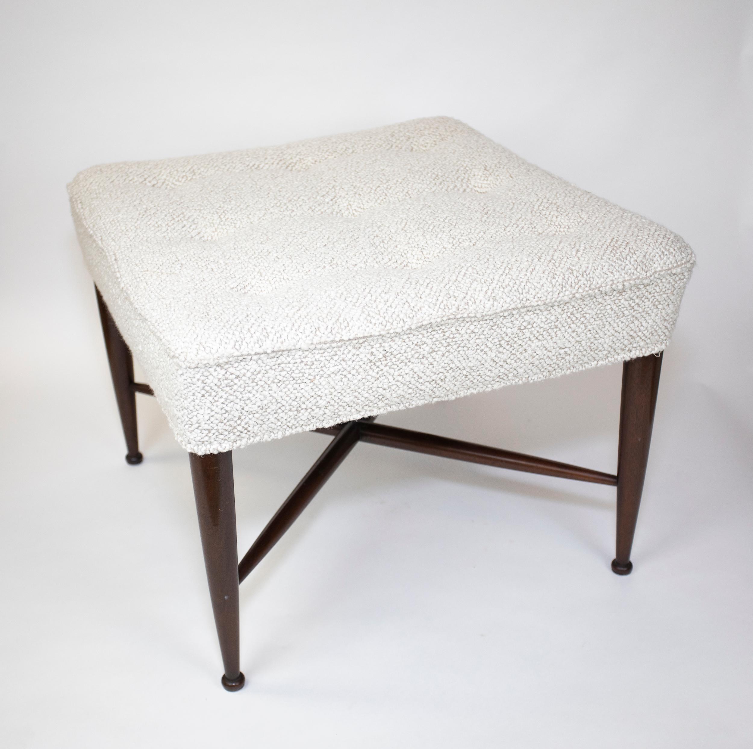 Un par de taburetes Thebes diseñados por Edward Wormley y fabricados por Dunbar
Patas de caoba con tapicería Boucle
La finca en la que compramos los retapizó recientemente.