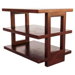 Mesita auxiliar de caoba de tres niveles diseñada por Edward Wormley para Dunbar, modelo 4423