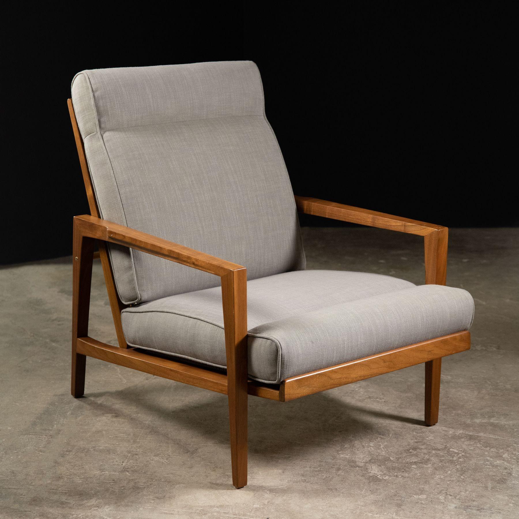 Cette élégante chaise longue a été conçue par Edward Wormley pour Dunbar à la fin des années 1960 et n'a été produite que pendant une très courte période. Le cadre est fabriqué en noyer claro américain massif avec des accoudoirs sculptés et des