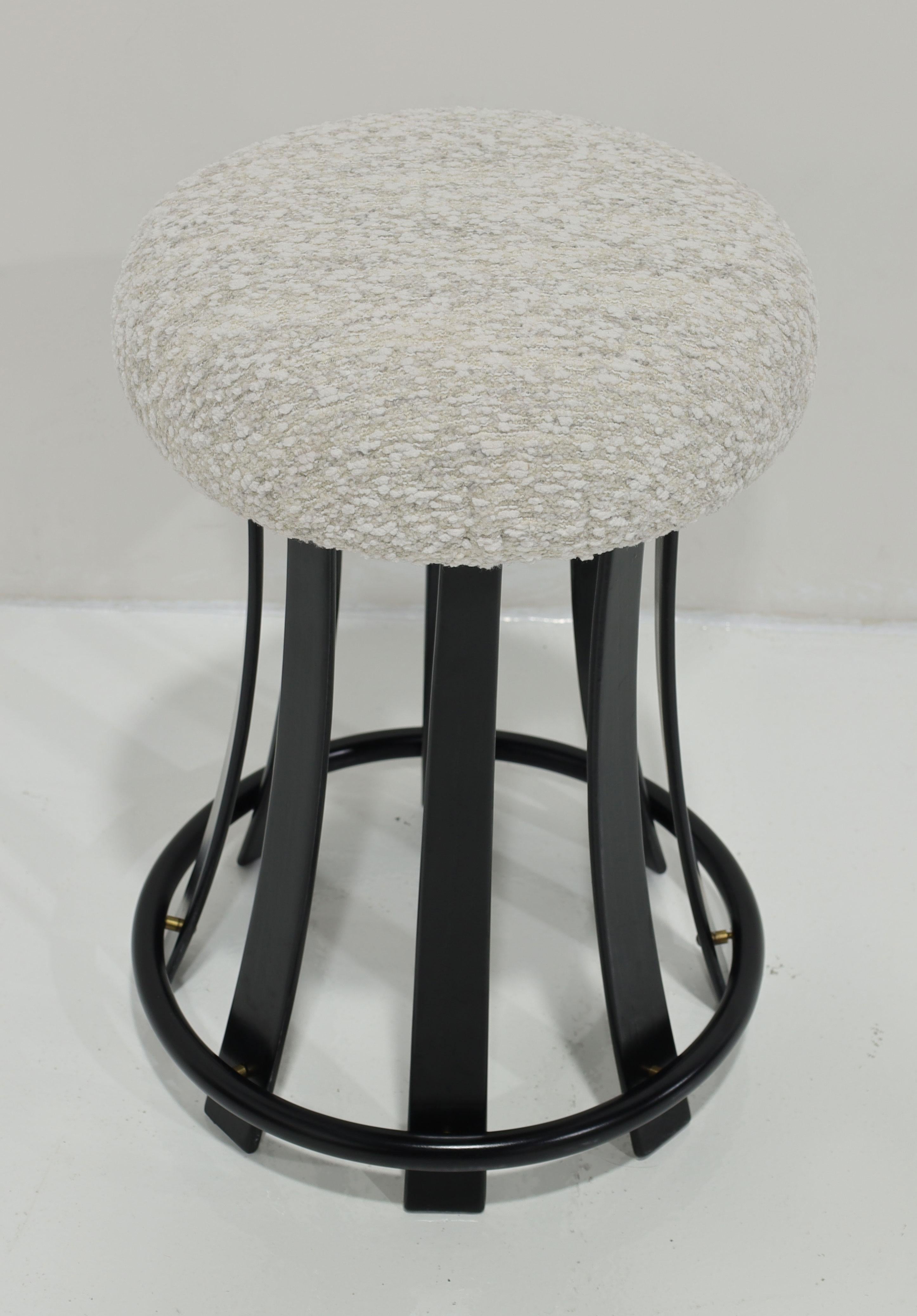 Un tabouret rare conçu par Edward Wormley pour Dunbar. Communément appelé 