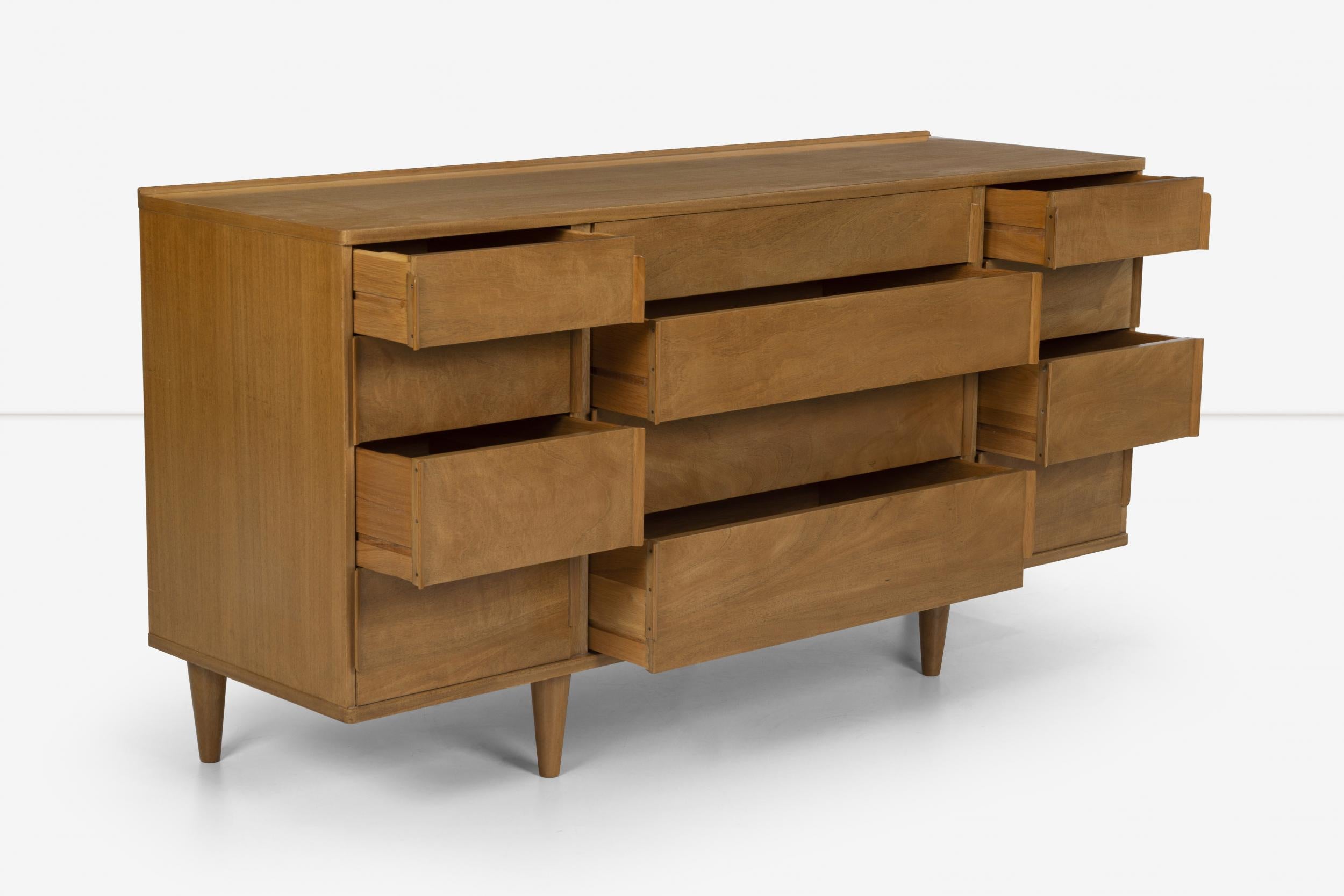 Laccato Edward Wormley per Dunbar - Comò triplo in legno di mogano in vendita