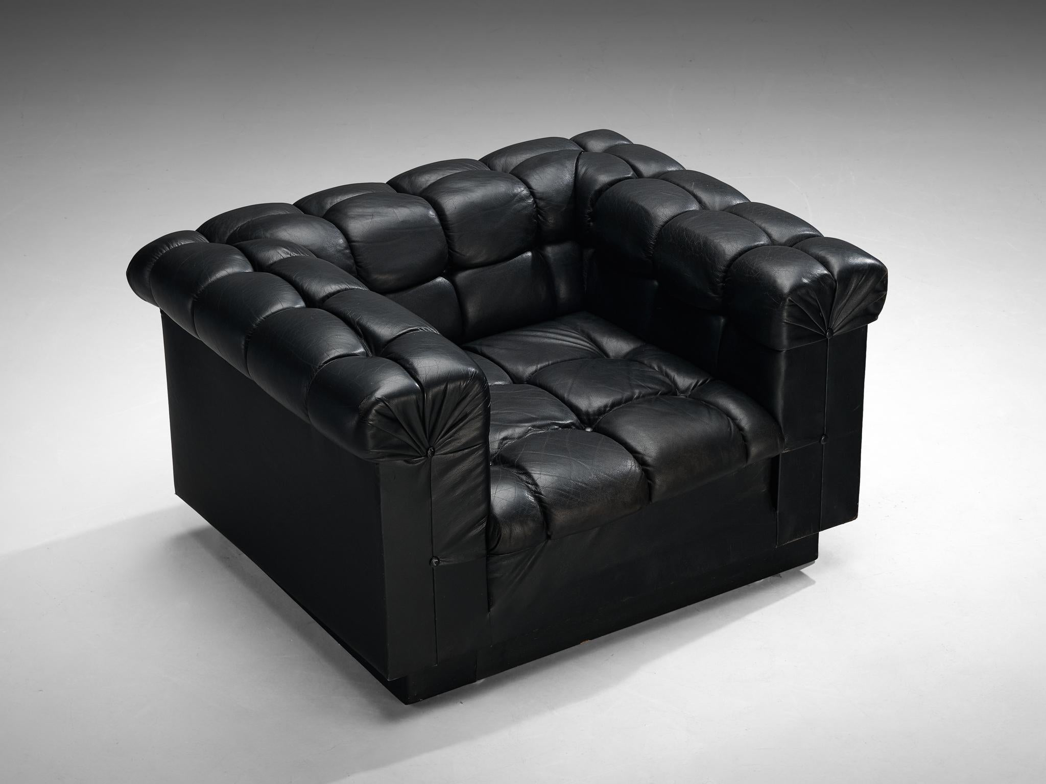 Edward Wormley for Dunbar, lounge chair model 'Party', leather, wood, United States, 1960s.

Rare black leather 'Party Chair' by American designer Edward Wormley. This armchair has an interesting appearance of a classic chesterfield chair with a