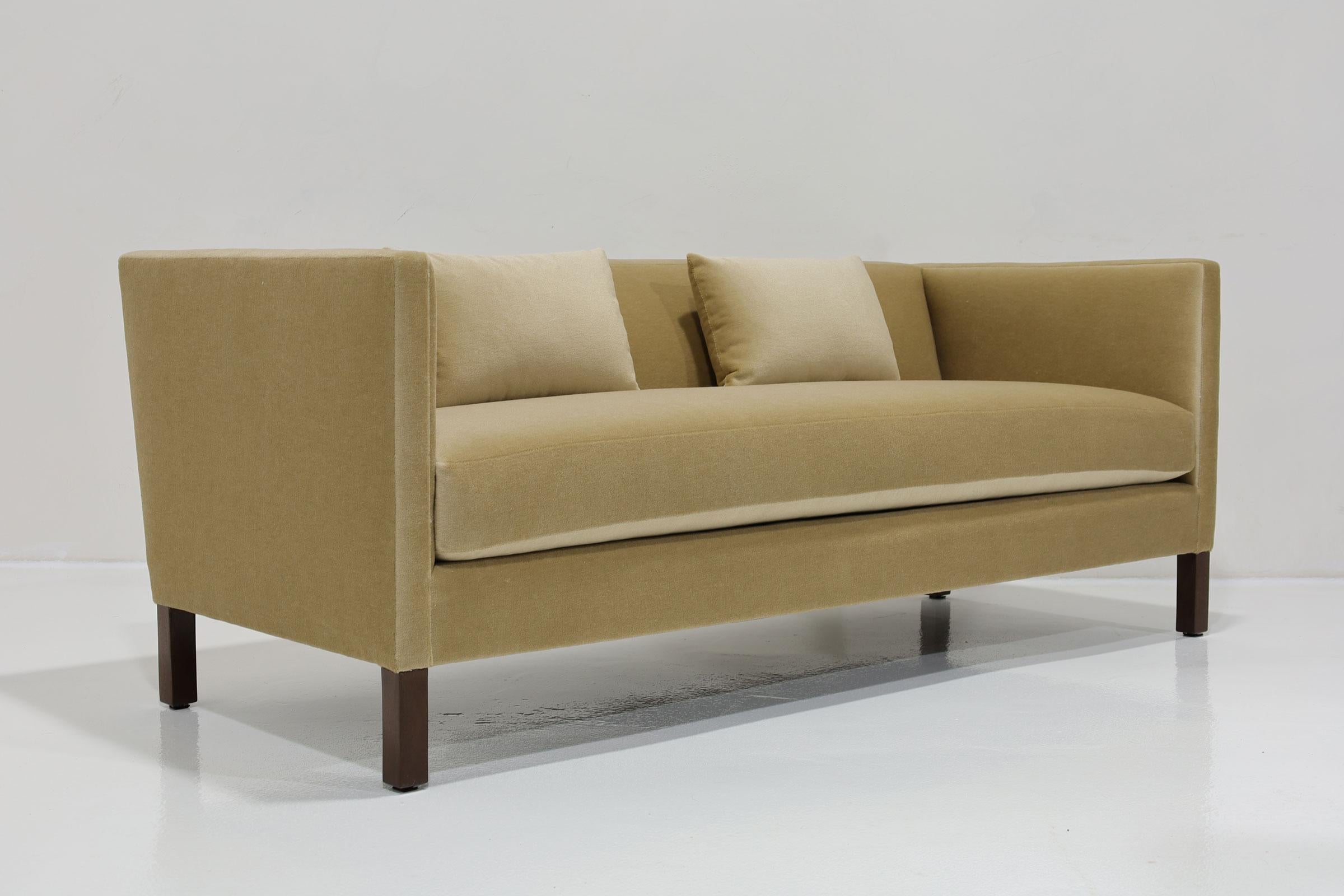 Ein klassisches Sofa mit klaren Linien von Edward Wormley für Dunbar. Wir haben mit Great Plains Mohair von Holly Hunt aktualisiert.