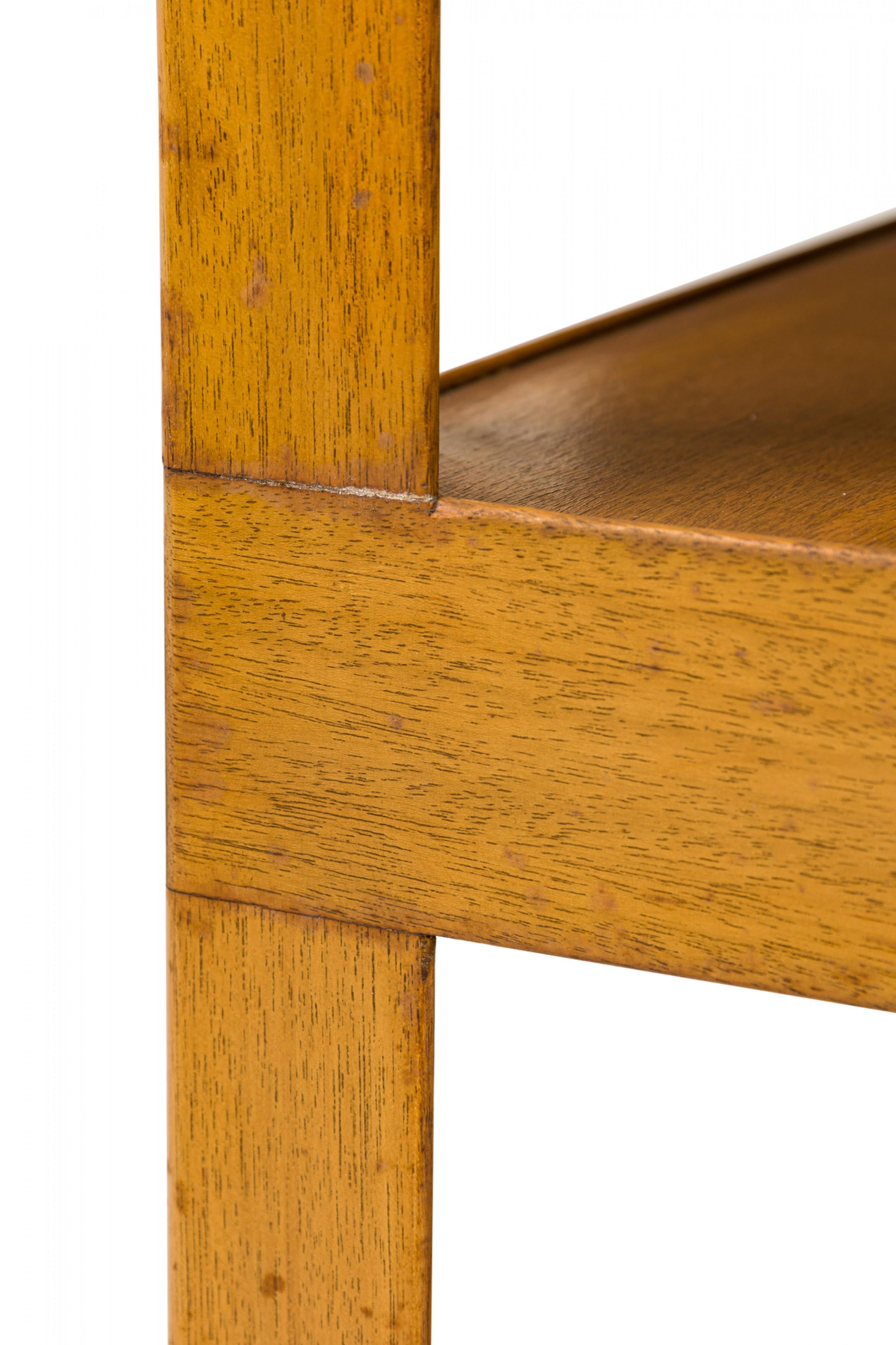 Mid-Century Modern Edward Wormley for Dunbar Two Tier Square Wooden End / Side Table (Table d'extrémité / d'appoint carrée en bois à deux niveaux) en vente