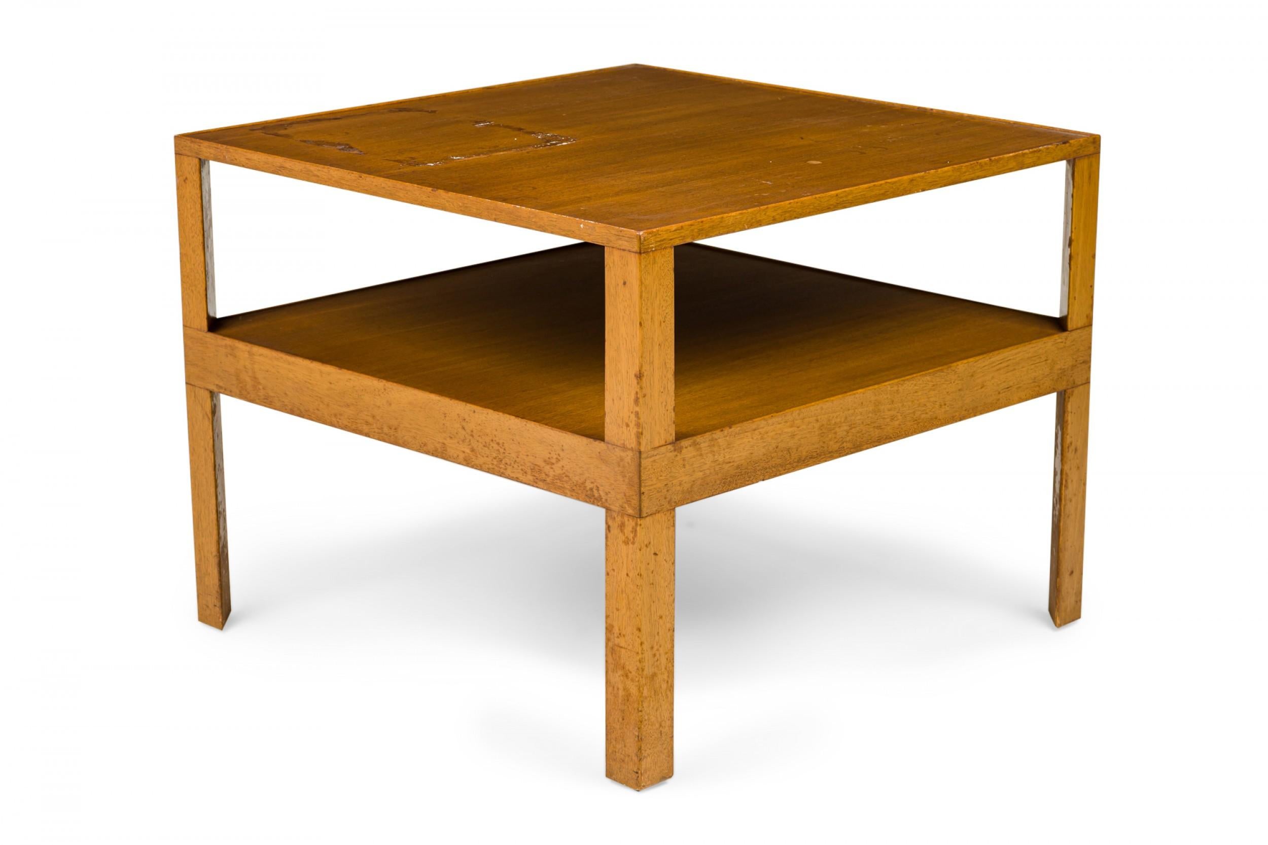 Fait main Edward Wormley for Dunbar Two Tier Square Wooden End / Side Table (Table d'extrémité / d'appoint carrée en bois à deux niveaux) en vente