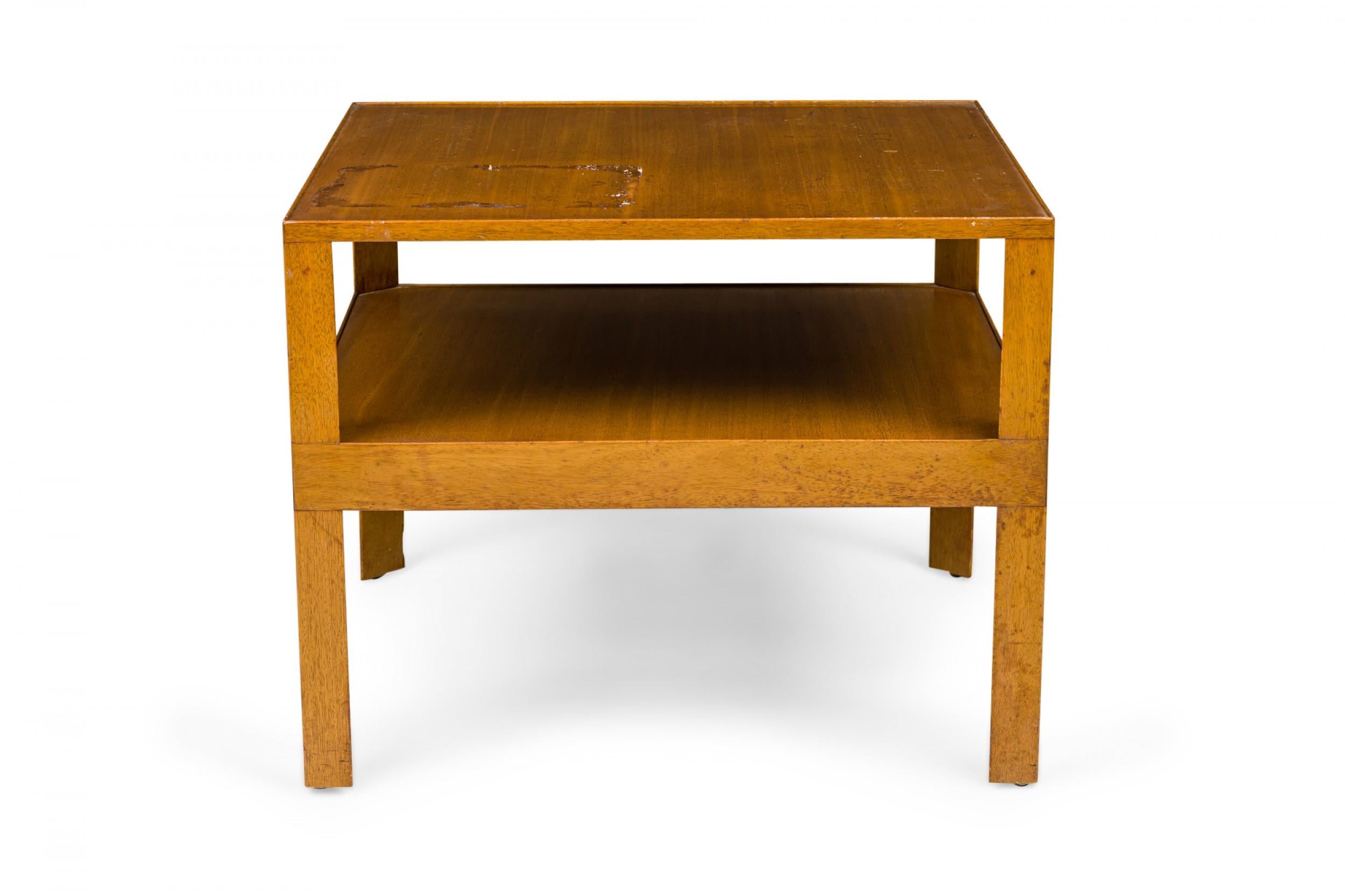 20ième siècle Edward Wormley for Dunbar Two Tier Square Wooden End / Side Table (Table d'extrémité / d'appoint carrée en bois à deux niveaux) en vente